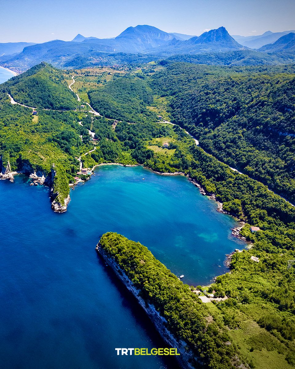 TRTBelgesel's tweet photo. 🏞️ Kastamonu'nun Karadeniz kıyısındaki ilçesi Cide'de yer alan Gideros Koyu, yeşil ile mavinin buluştuğu eşsiz manzarasıyla ilgi çekiyor.
📸: AA https://t.co/KpXBSxQQAp