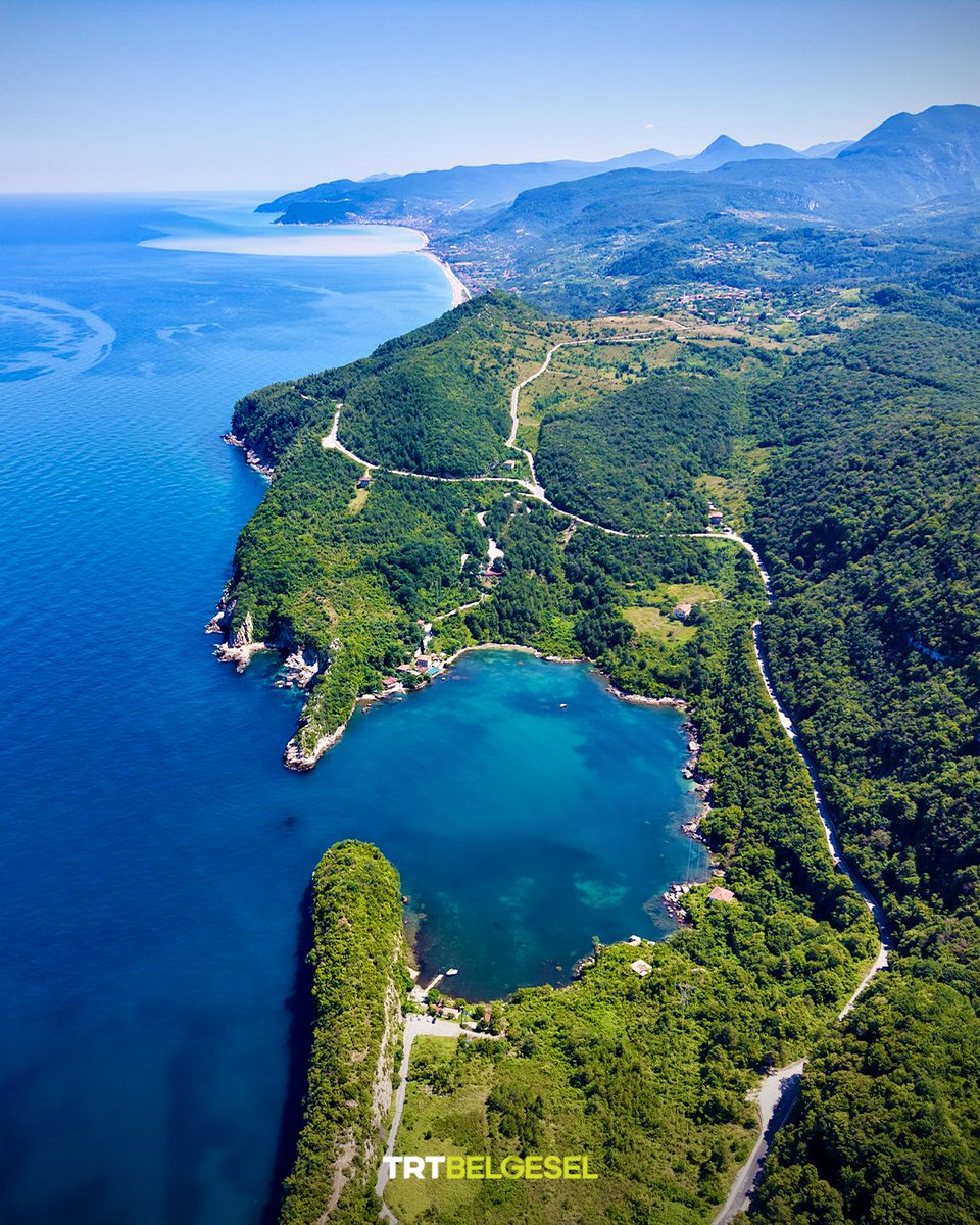 TRTBelgesel's tweet photo. 🏞️ Kastamonu'nun Karadeniz kıyısındaki ilçesi Cide'de yer alan Gideros Koyu, yeşil ile mavinin buluştuğu eşsiz manzarasıyla ilgi çekiyor.
📸: AA https://t.co/KpXBSxQQAp