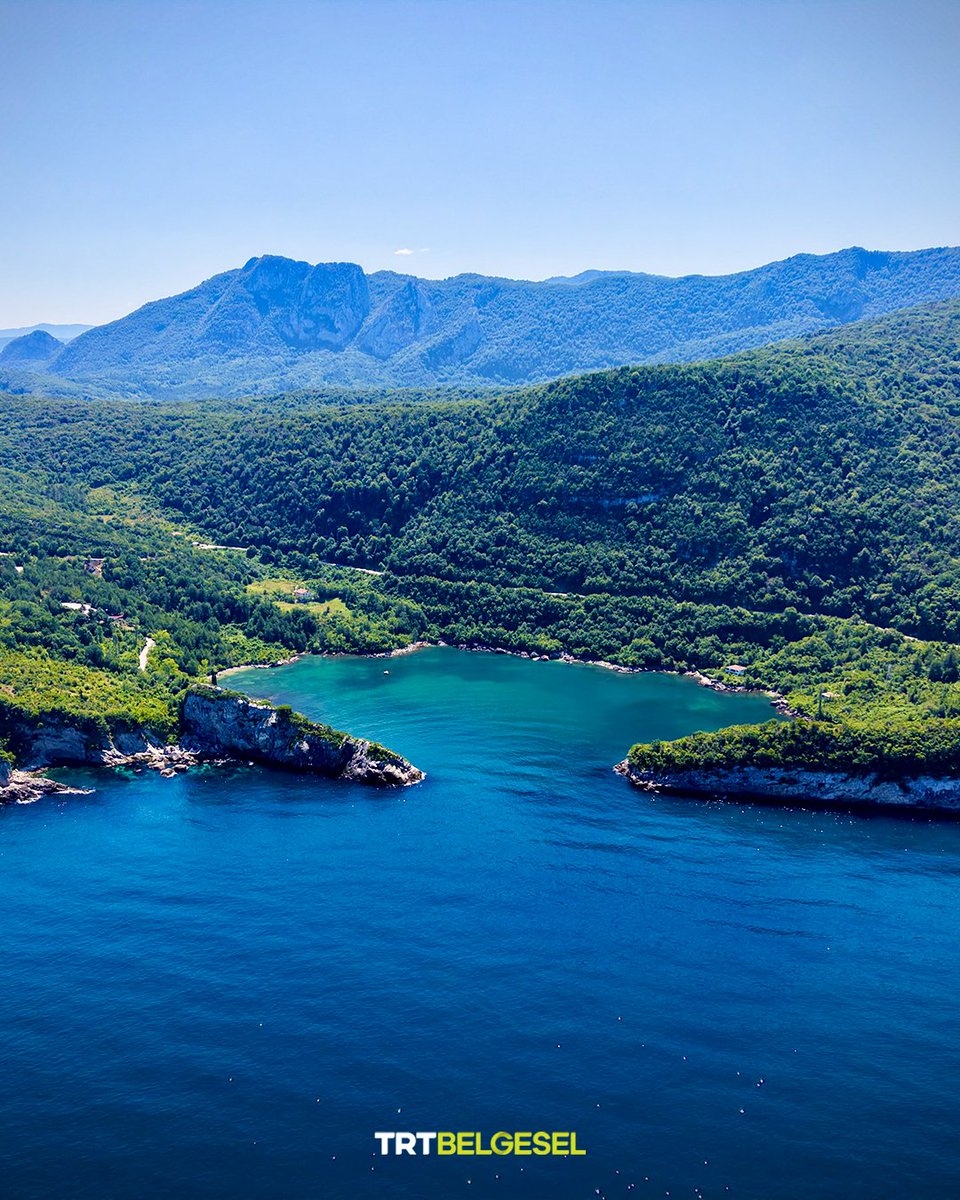 TRTBelgesel's tweet photo. 🏞️ Kastamonu'nun Karadeniz kıyısındaki ilçesi Cide'de yer alan Gideros Koyu, yeşil ile mavinin buluştuğu eşsiz manzarasıyla ilgi çekiyor.
📸: AA https://t.co/KpXBSxQQAp