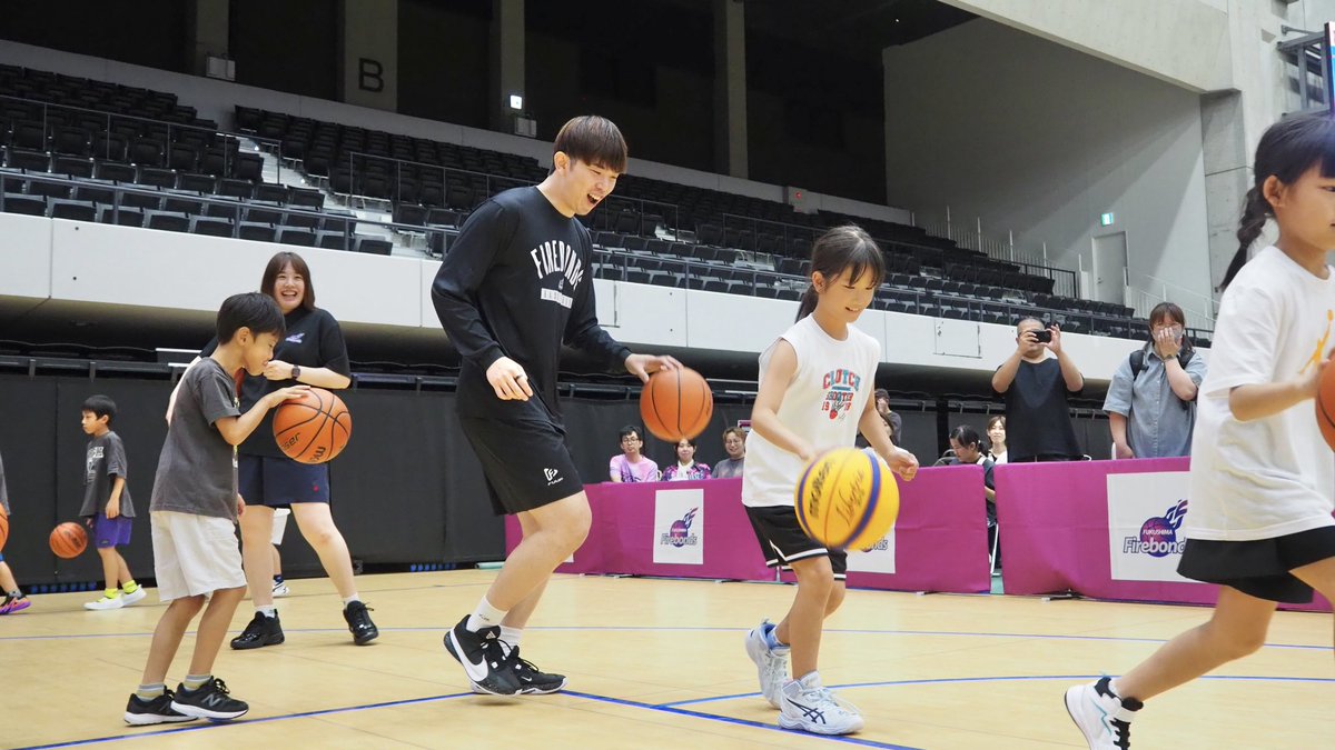 firebonds's tweet photo. フリースローチャレンジエリアにて、バスケットボール体験会を実施しました🏀✨

#小川翔矢 選手と #新川敬大 選手が、子どもたちと一緒に身体を動かしながら、ミニゲームなどを通じて会場は大盛り上がり👏💜

ボンズの夏祭りは16:00まで開催中‼️
ぜひ会場へお越しください😊

詳細はこちら▼
https://t.co/m8qnvRCxKC

#firebonds
#福島ファイヤーボンズ
#ボンズの夏祭り