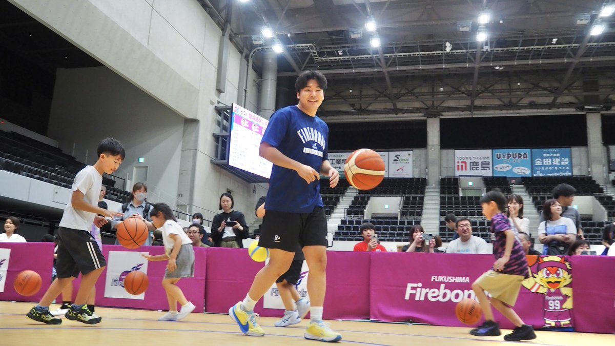 firebonds's tweet photo. フリースローチャレンジエリアにて、バスケットボール体験会を実施しました🏀✨

#小川翔矢 選手と #新川敬大 選手が、子どもたちと一緒に身体を動かしながら、ミニゲームなどを通じて会場は大盛り上がり👏💜

ボンズの夏祭りは16:00まで開催中‼️
ぜひ会場へお越しください😊

詳細はこちら▼
https://t.co/m8qnvRCxKC

#firebonds
#福島ファイヤーボンズ
#ボンズの夏祭り