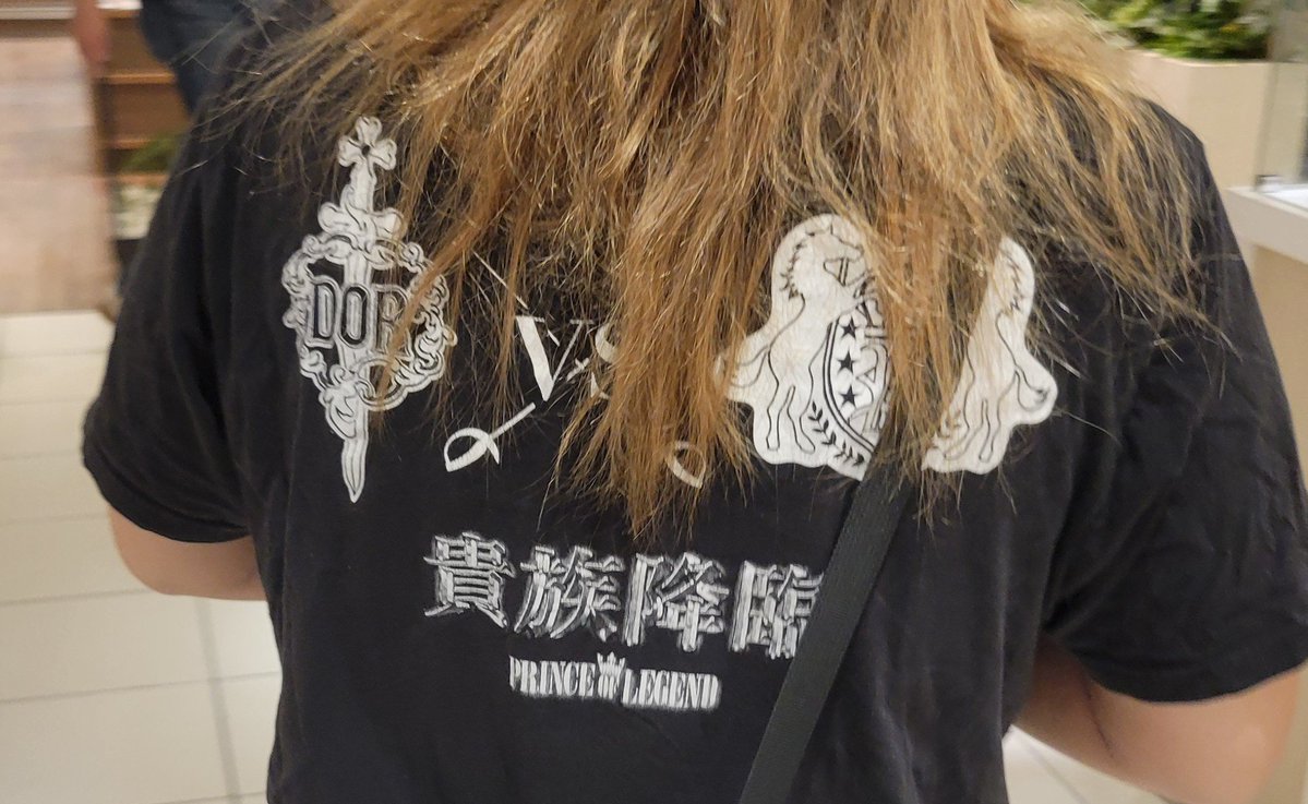 So31_Sn11's tweet photo. 呼び出した友達のＴシャツ貴族降臨で笑っちゃった久々にみた https://t.co/aUiiZtTKR0