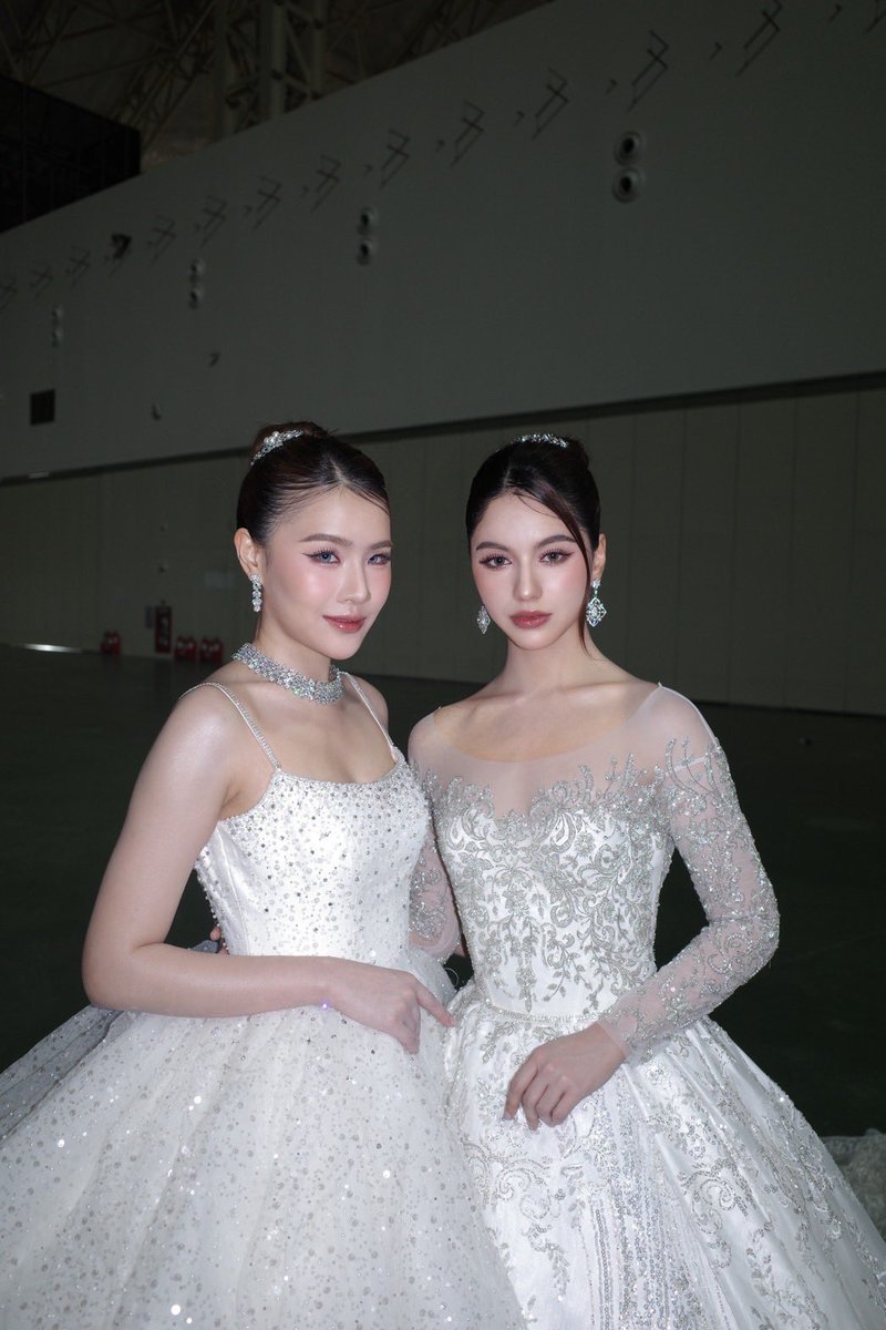 PRSocietyNews's tweet photo. “เชลลี่-พันดาว” ควงคู่ร่วมเดินแบบงาน Global Fashion Week All Stars 2026 

SHELLY PUNDAO IN VIETNAM
#GlobalFashionWeek2026xShellyPundao
#shellybenda #pundao 
#shellypundao
#Motionmindsentertainment

เรียกได้ว่าเป็นคู่ที่มีผลงานให้ได้ติดตามอย่างต่อเนื่อง “เชลลี่-เพชรใส” และ “พันดาว” 2 สาวสวยจากค่าย Motionminds Entertainment ที่ได้รับโอกาสเข้าร่วมเดินแฟนชั่นโชว์ของแบรนด์ Finale ในงาน Global Fashion Week All Stars 2026 ณ Vietnam Exposition Center,Vietnam 

ทั้ง 2 สาว ปรากฏตัวอย่างสง่างามในชุดแต่งงานจาก Finale Wedding Studio แบรนด์ชุดแต่งงานชั้นนำของประเทศไทย และเป็นแบรนด์ชุดแต่งงานเพียงแบรนด์เดียวที่เข้าร่วมงานในครั้งนี้ ภายใต้คอนเซ็ปต์ “เรียบหรู ดูแกลม” ถ่ายทอดลุคอันสง่างามราวกับเจ้าหญิง สะท้อนความประณีตของงานดีไซน์และเสน่ห์อันโดดเด่นของทั้งสองได้อย่างลงตัว นอกจากจะได้รับเกียรติในงานร่วมงานครั้งนี้แล้ว ยังทำให้ทั้งคู่ได้มีโอกาสพบปะกับแฟนๆที่มารอให้กำลังอีกด้วย