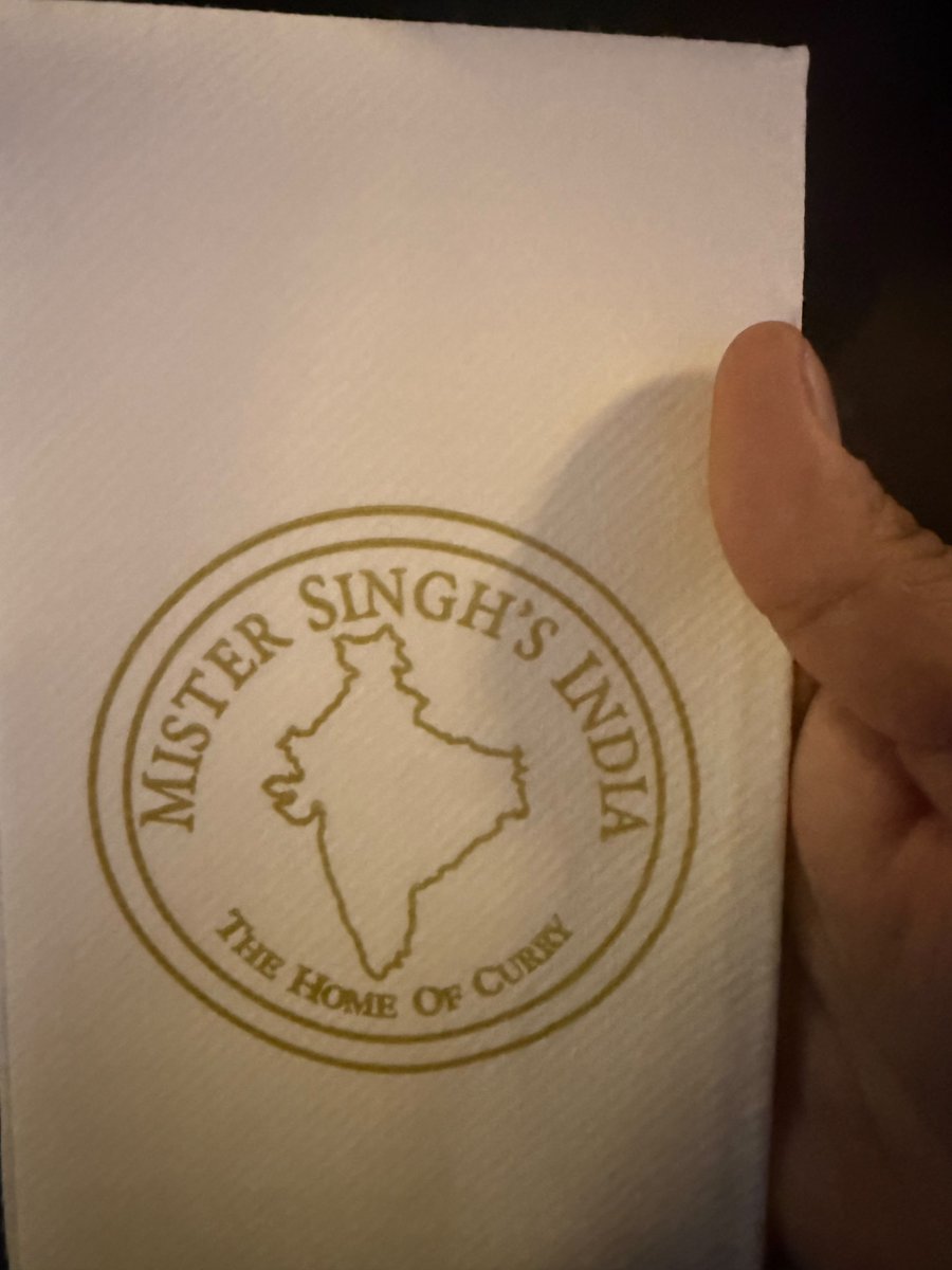 iYogeshMishra's tweet photo. कॉमनवेल्थ गेम्स में विवाद तब हो गया जब एक नैपकिन पर बने भारत के नक़्शे से नॉर्थईस्ट का हिस्सा गायब कर दिया गया और नक्शे में कश्मीर को पूरी तरह नहीं दिखाया गया है.  दरअसल, भारतीय एथलीट्स के लिए एक भारतीय रेस्टोरेंट में डिनर आयोजित हुआ. जहाँ बॉक्सर लवलीना ने नक्शे पर आपत्ति जताई https://t.co/dMCzzgRwq7