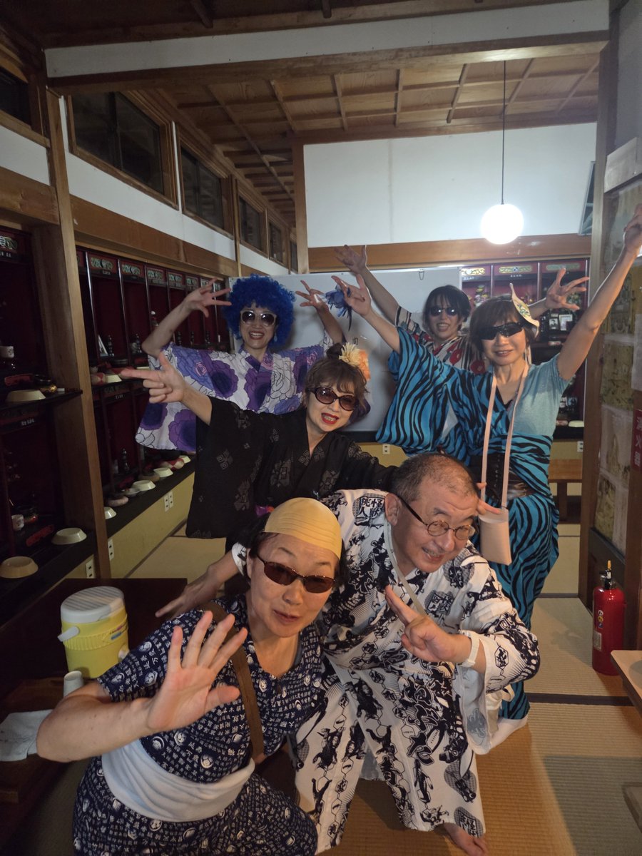 jun11237's tweet photo. 酒泡酒泡クラブです🍺🧃
松庵寺郷土まつり参加してきました🕺
雨でお堂の中で盆踊ってきました
どのステージも良過ぎで見ているのも楽しいお祭りまつり✨地域の方々もノリよく盆踊ってくれました！今年も最高でした。ありがとうございます
#松庵寺郷土まつり
#三種町
#酒泡酒泡クラブ https://t.co/pTTjUXEWt6