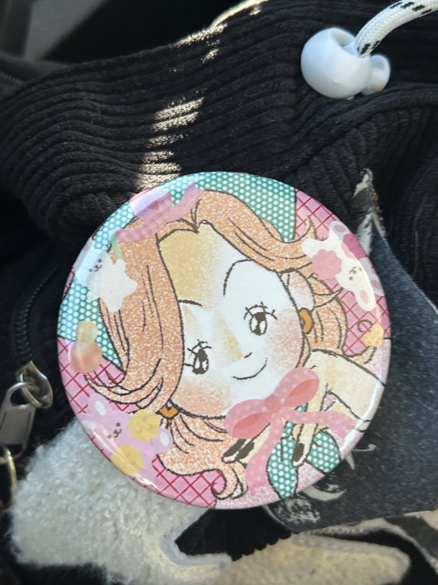 heann0's tweet photo. Does anyone know the artist for this pin 😭😭 my gf got it at comic con and the artist had it as a blind bag pls help!!! #greenyuri #tgswiiwagaa https://t.co/VDPf1TCbjw