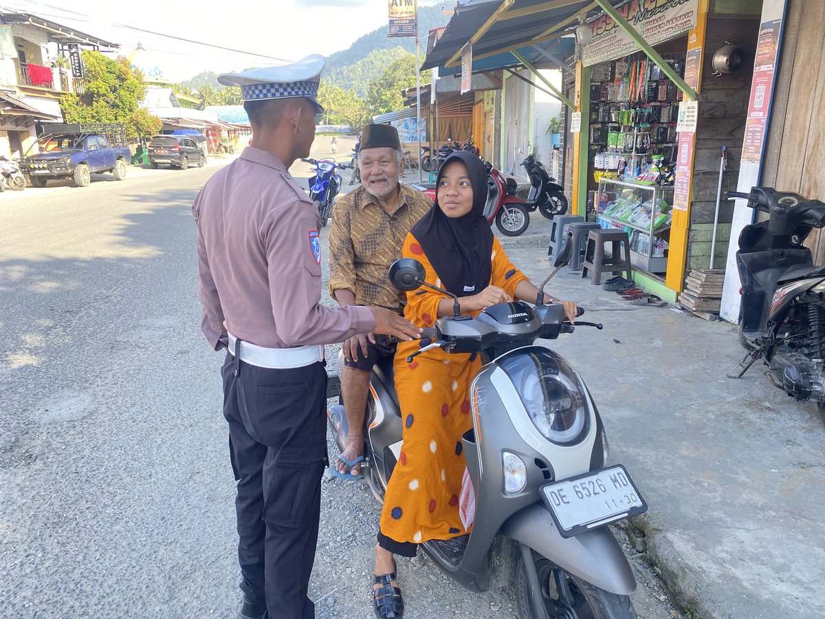 LantasResBursel's tweet photo. Wajib menggunakan helm saat berkendara karna keselamatan prioritas utama https://t.co/M3slbxKg7N