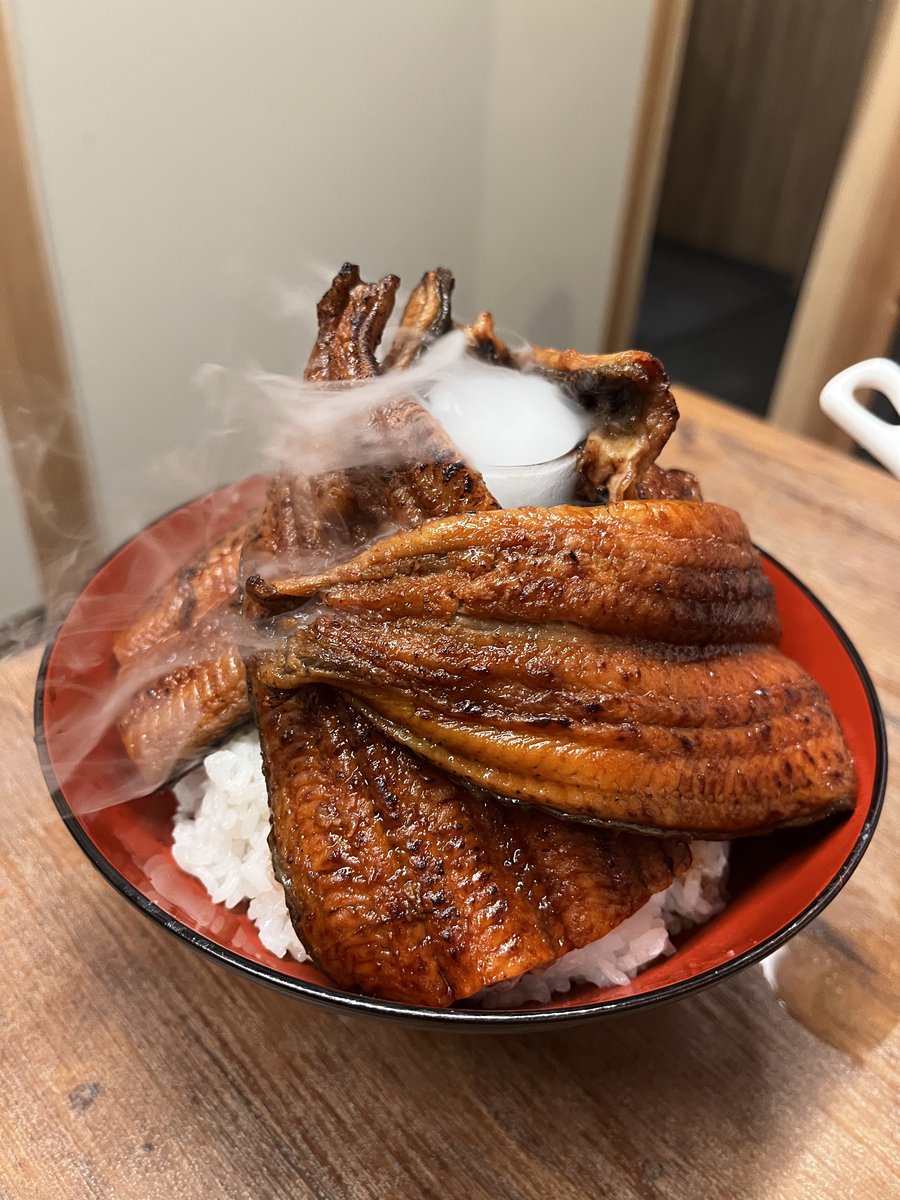 matutake_0919's tweet photo. 今日は久しぶりにターさんと新宿で飲んできた！
うなぎ食べ放題だったけど何気に食べれんもんだね𐤔𐤔𐤔

暑さからか2人とも本調子じゃなくて飲みもほどぼとだったけどまた飲みましょう(o・・o)/~ https://t.co/N1FLzxamcZ