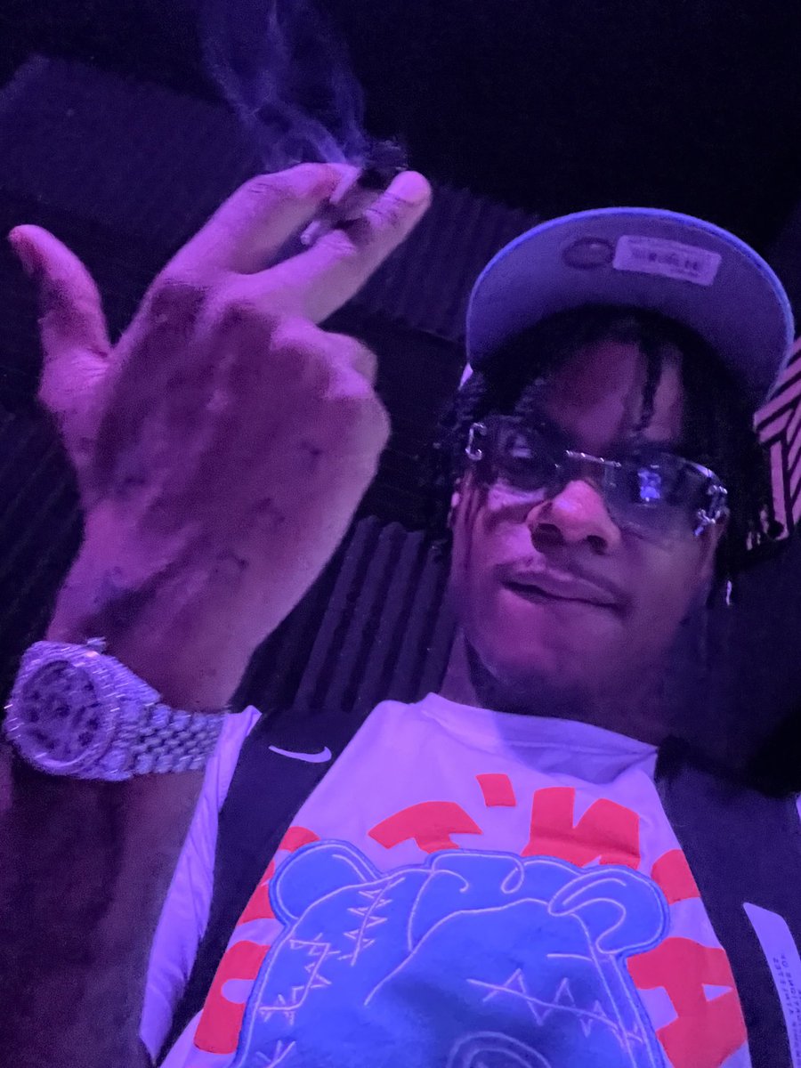 IrvDiamond's tweet photo. I just wanna get rich and sip ion want to fuss baby☔️ https://t.co/9bTp4Kiqaz