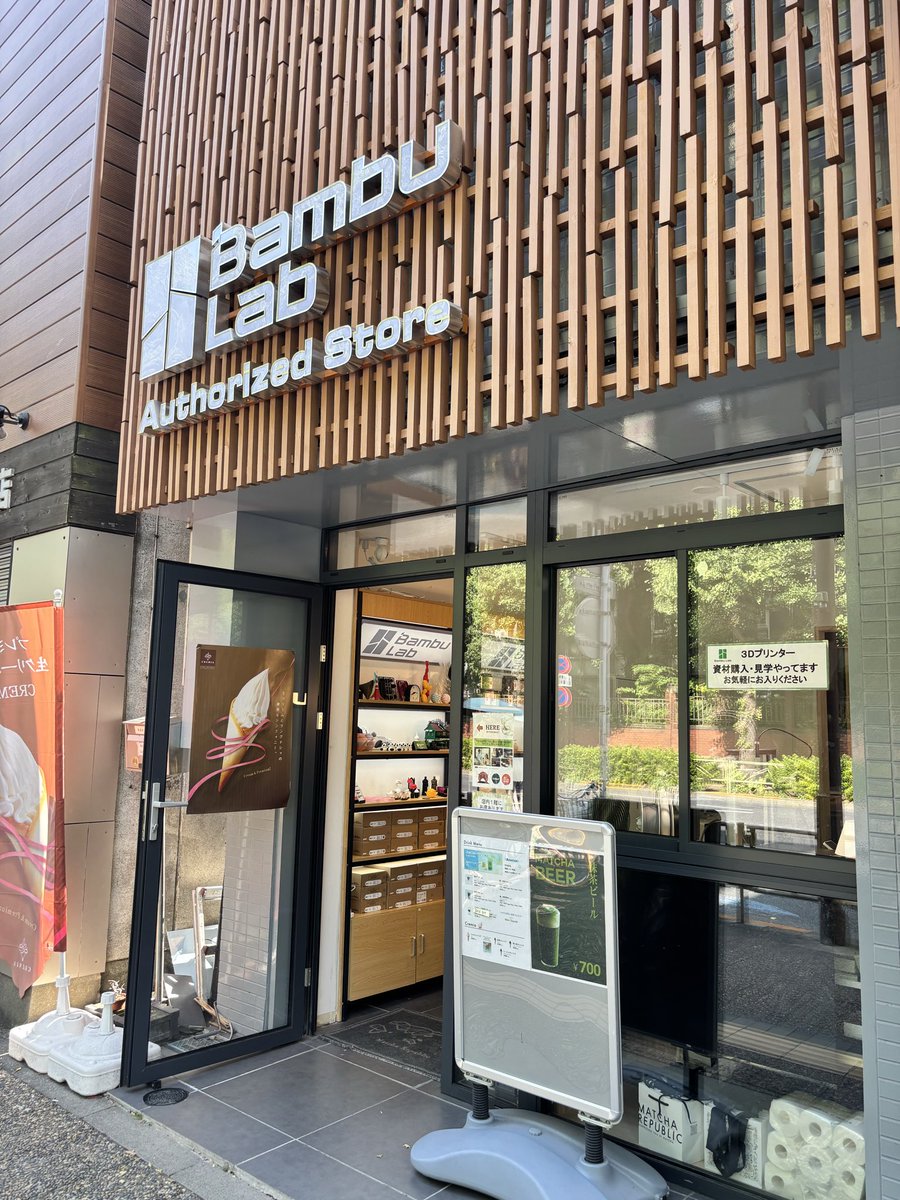massan_mrk's tweet photo. 東大正門前にBambu Labの直営店？ https://t.co/yipLuuSC9h
