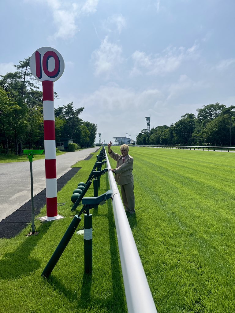 abcz_official's tweet photo. 新潟競馬場にきてます！
みてねー📺
#みんなのKEIBA

塚ちゃん https://t.co/oKA0CTMDwK