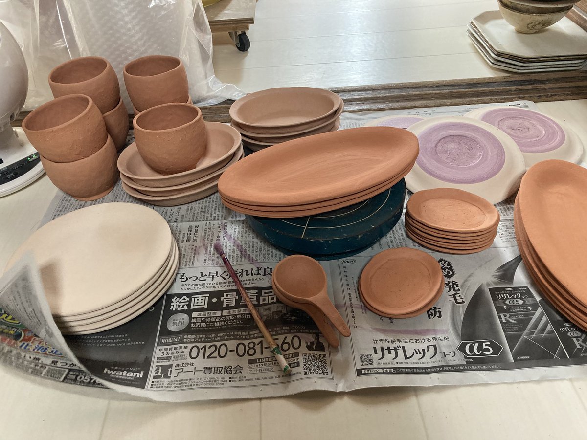 moooooi0103's tweet photo. 京都の五条坂で行われる陶器祭りに参加します。
今回品々は少ないです。狙うのであれば初日ですが、暑いので夜に来ることをお勧めします…。
五条坂北側ブース5、陶芸仲間の本越夏佳さんと出店します🍉
お待ちしてまーす。 https://t.co/sQMrq8KU01
