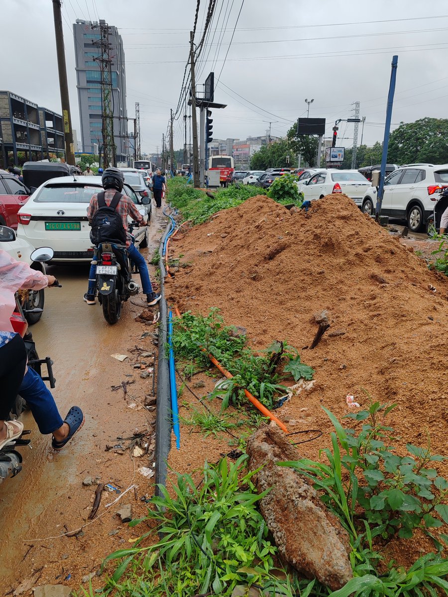 ashish_206's tweet photo. Footpath at Dlf Bus Stop, Gachibowli has been dug up for months and cables/wires lying all over making it unsafe. No clear way to walk for pedestrians, who are forced to walk onto main road.  @ZC_SLP @CommissionrGHMC @GHMCOnline @Comm_HYDRAA https://t.co/P8MCuRsd0X