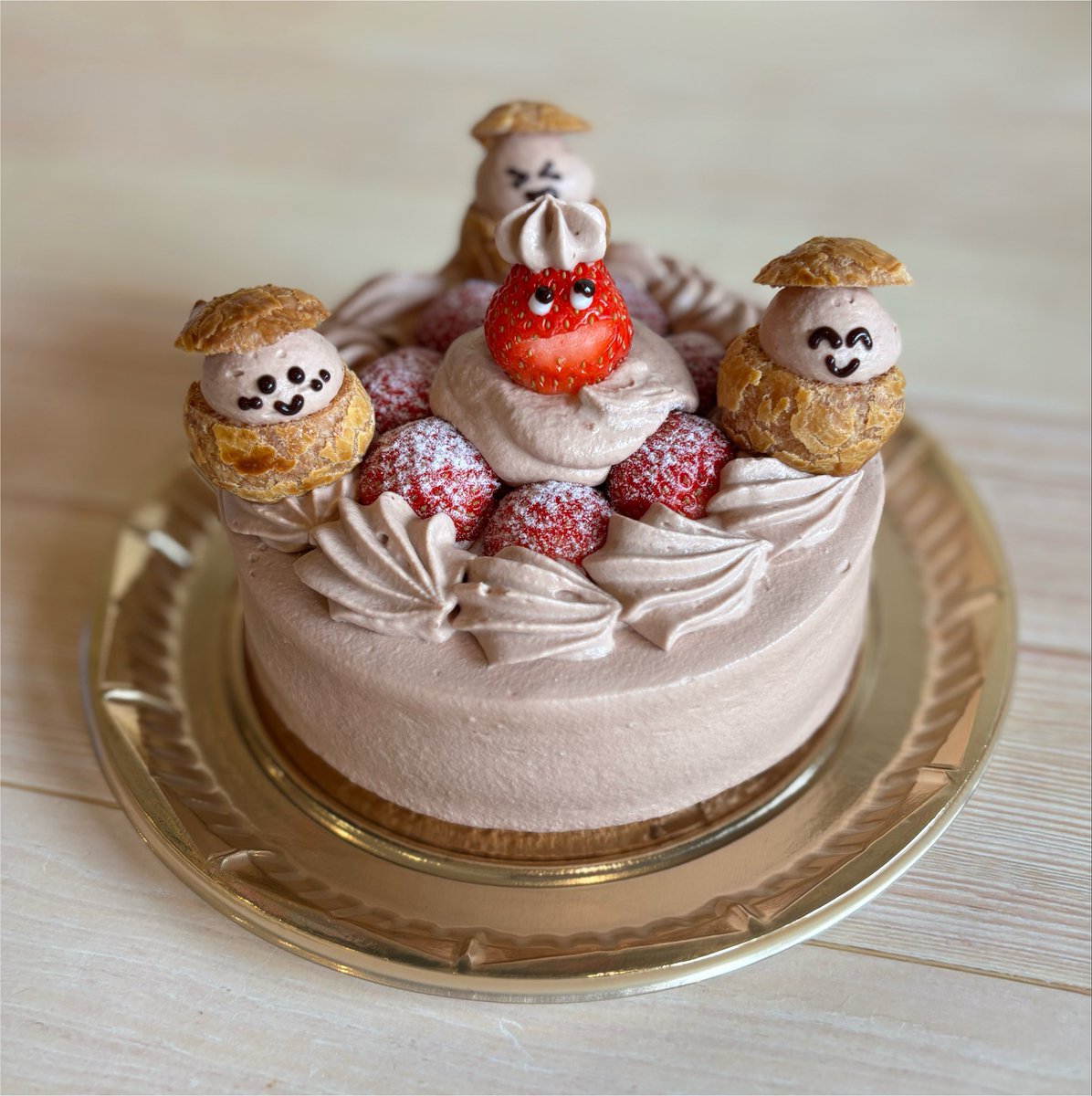 famillecake's tweet photo. こんにちは。
プチシューをのせた
お誕生日ケーキのご予約は
約1週間前までに
お願いしますね！

本日ご予約いただいてる
お誕生日ケーキです。
ご予約ありがとうございました。

明日はお休みです。
ご予約はLINEから
お願いしますね。 https://t.co/Om2Hh3pEak