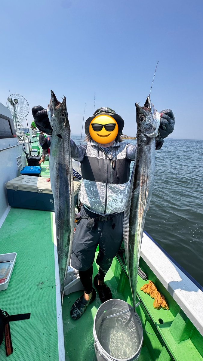 tsuyo4444's tweet photo. 本日の東京湾テンヤタチウオ🐉
無風ベタ凪、猛暑必至！
空調ベスト装備で参戦！みんなバートル着てる…(私のは安物)
中乗りさんが教えてくれた身エサ作戦がなかなか有効でしたがいまいちハマれず…
なんとか良型2本含む10本で終了〜
暑すぎて危険なので12時半早上がりでした😇
それにしても船大杉🚤 https://t.co/ZAEKrZMR14