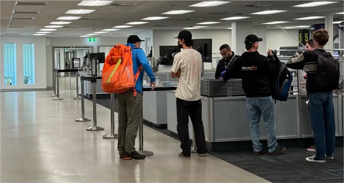 2amWangYibo's tweet photo. #WangYibo #หวังอี้ป๋อ 🇳🇿

อี้ป๋อ TODAY ที่ Auckland Airport, New Zealand วันนี้ลงเครื่องที่โอคแลนด์ก่อนบินต่อในประเทศ 

ขอให้น้องฉลองวันเกิด 29 ขวบด้วยความสุขสนุกสนานเกิน 185% ไปเลยน้า~ Enjoy! https://t.co/rOLjZcbCwC