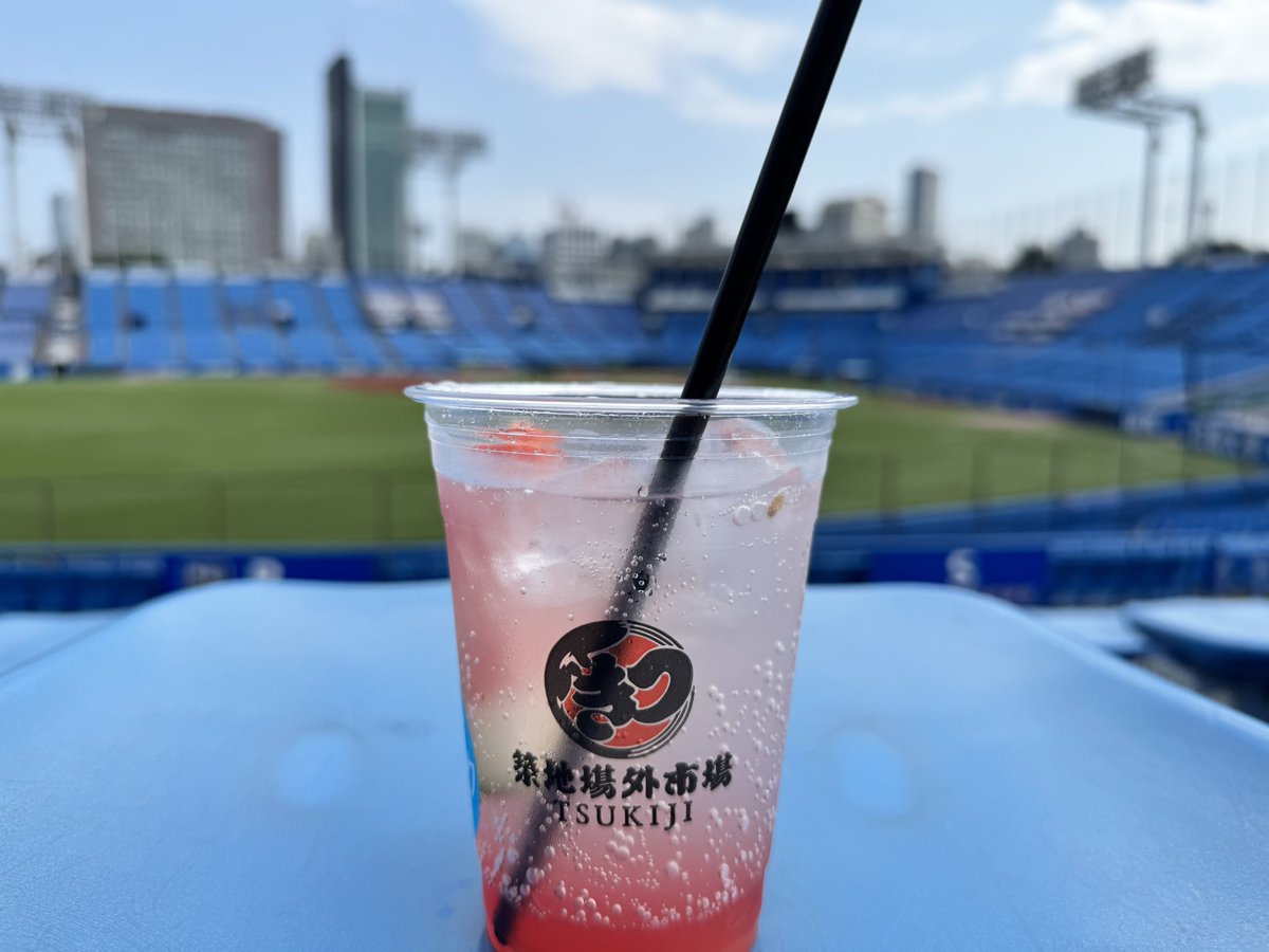 jingu_gourmetpr's tweet photo. /
　夏のオススメドリンク☀️
\

"築地場外ホームランすいかスカッシュ🍉"

カットされた"すいか"がトッピングされたフレッシュなすいかドリンク🍉
暑い日にピッタリで、熱中症予防にもオススメです‼️

神宮球場のスタンドの「青」と人工芝の「緑」をバックに写真を撮るととても映えます📸

ぜひご来場の際はお召し上がりください😊

📍販売店舗
　外野15GATE 築地場外市場 神宮球場店

#神宮グルメ #球場グルメ