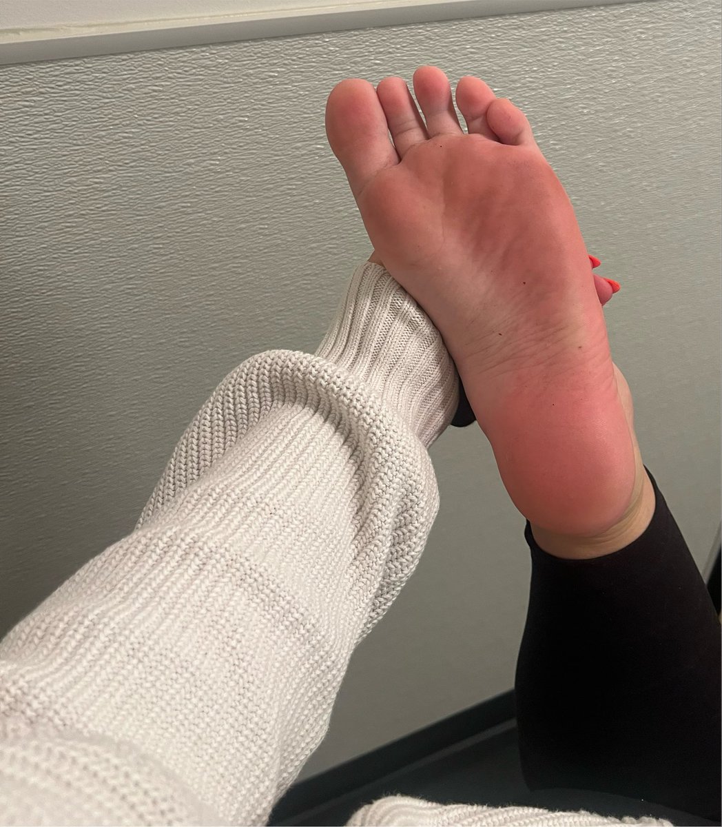 lilyanasfeet's tweet photo. massage and lick them please 😩🤭 https://t.co/mSh6hI20Nl