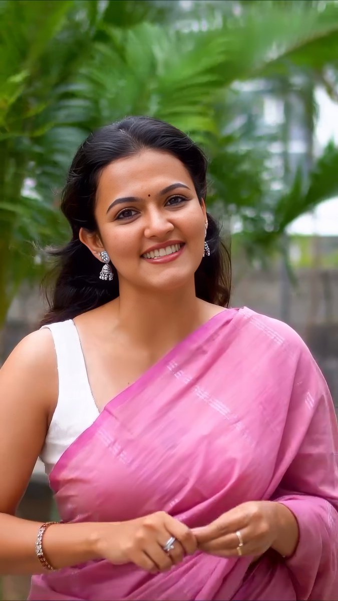 KSARAVANAN_98's tweet photo. The pink saree and her beautiful smile made my day. 💗
#AparnaDas https://t.co/cwi2RAxDVb