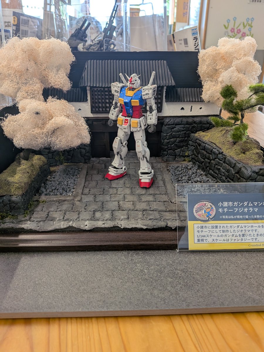 komoro_lib's tweet photo. ☆展示のお知らせ☆
今月のすみれのひろば展示テーマは「やってみよう工作」です。
有志の方からお借りした小諸モチーフのジオラマも展示していますので、興味を持ったそこのあなた！この夏は工作にチャレンジしてみませんか？ https://t.co/Kn4bayfBot