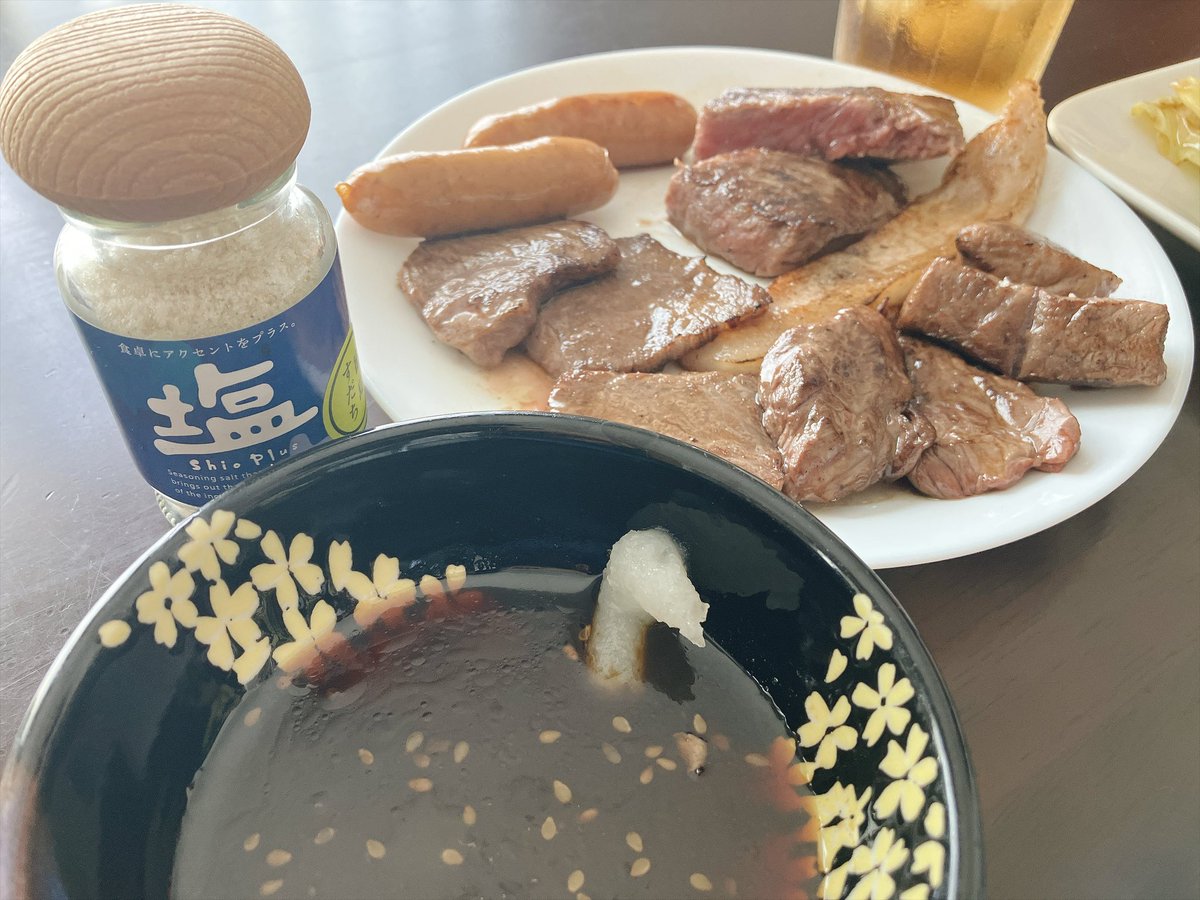 9101karupabe's tweet photo. 母が友達呼んでBBQしててそれの火起こし手伝ったらいいお肉おすそ分けしてもらった〜🍖

いい肉はサッと焼くぐらいが良いからね👍
ご飯３杯おかわりしやした... https://t.co/0FkCFLygPv