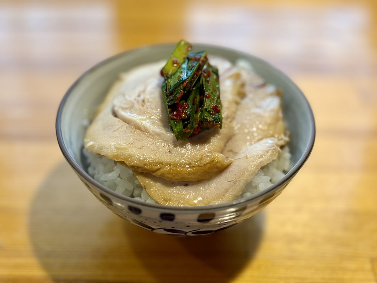 ask_mrk's tweet photo. 麺や清流
あっさり醤油
特製トッピング
ライス
激旨ニラ

久しぶりにあっさり食べるけどめちゃくちゃ美味いなぁ。
チャーシューとニラで食べるライスが絶品ですね。
店長、愛ちゃんご馳走様でした！ https://t.co/mmYboYNzHR