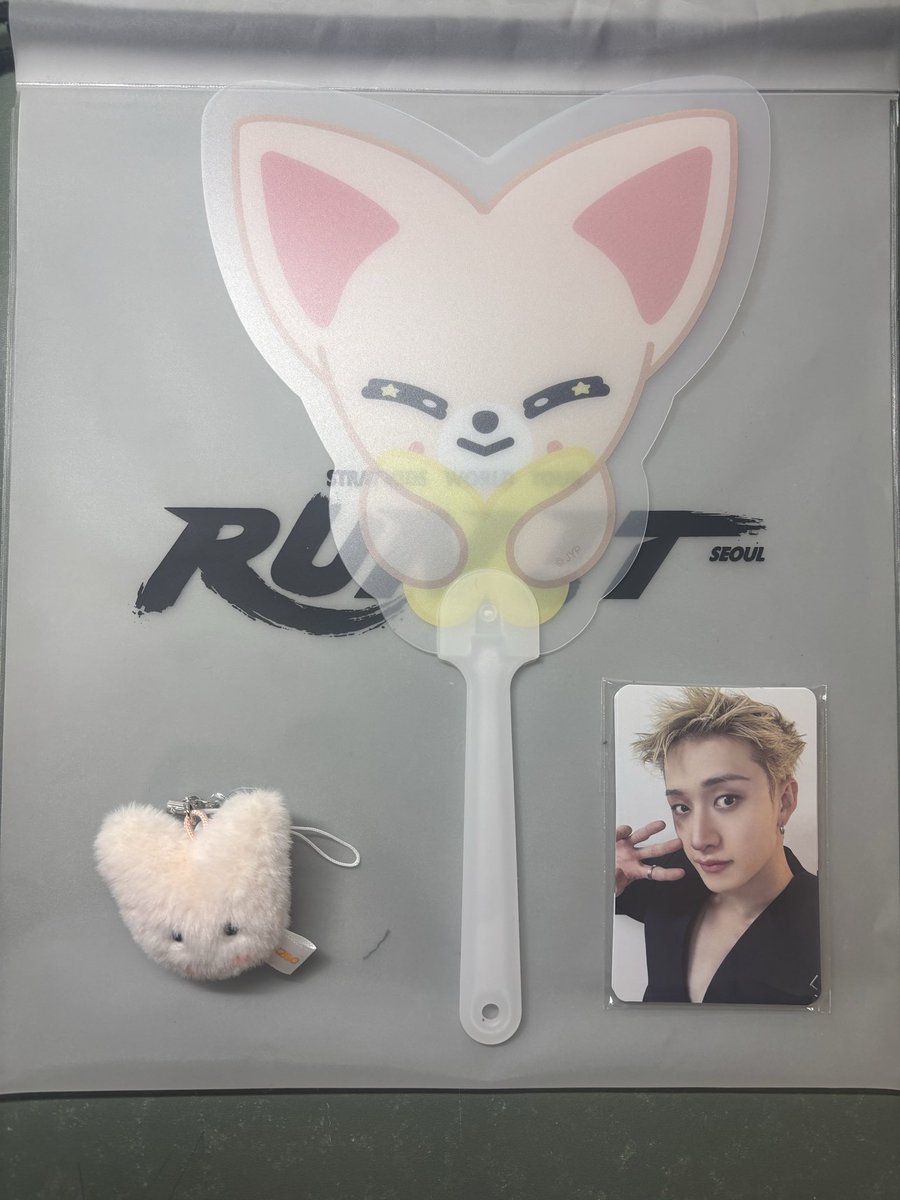 yooooong_bbogi's tweet photo. 스트레이키즈 RUN IT 콘서트 입장 기프트 양도!!!
7/29 (수) 입장기프트 full set 
포카+폭시니부채+폭시니키링
8.0
옾챗 주세요!!!

거래(greeninnnn)
https://t.co/CjzKtgQUb7

Straykids skz 방찬 리노 창빈 현진 한 필릭스 승민 아이엔 스테이존 stay zone poca 스키즈 https://t.co/pbORgk5wjQ
