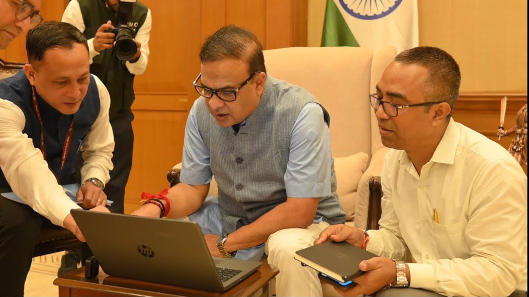 CensusAssam's tweet photo. Today Self Enumeration for Census 2027 begins in Assam. Hon'ble  Chief Minister, Assam after completing SE appeals to every resident to participate in Self Enumeration of Census 2027. Shri Biswajit Pegu, IAS, DCO, Assam, Sr. Officers attended the occasion.
#Census2027 #mha #Assam https://t.co/43sQH7MMRJ