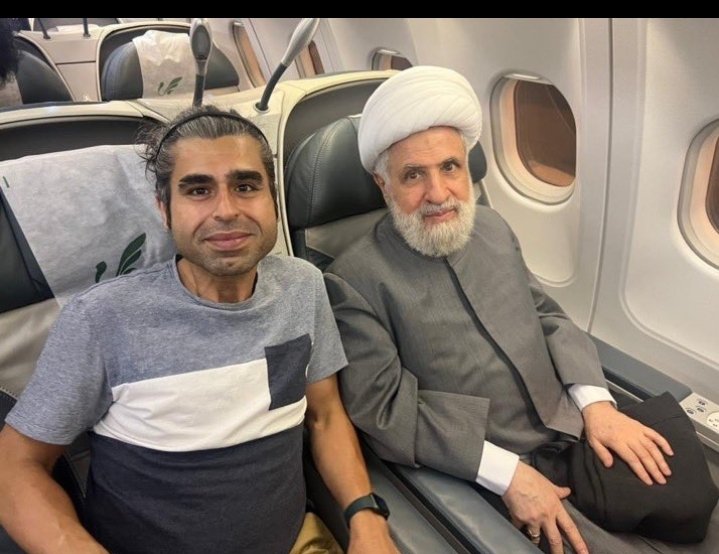 glonesa's tweet photo. اکبر عبدی جایی گفته بود چندسال پیش یه نفر ۳۵میلیارد پول امیر نوری رو خورده.
سوال من اینه یه هنرپیشه درجه۳ این همه پول از کجا آورده؟
(اون آخوند کنار امیر نوری رییس حزب الله لبنانه) https://t.co/WniNGM9YIg