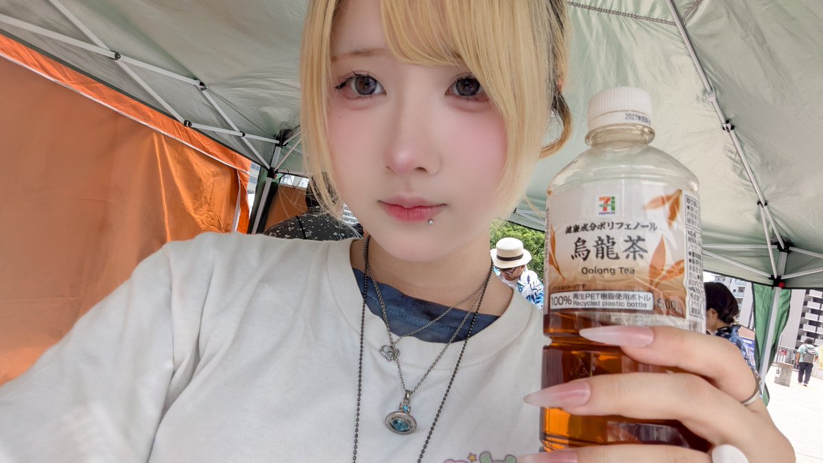rem_yumeiro's tweet photo. 水戸！ありがとう〜！色んな人と話せて楽しかった🎶
暑すぎて烏龍茶がぶ飲みしてた✌🏻
みんなも熱中症気を付けてね🖐🏻💧 https://t.co/DvXCh2tEGZ
