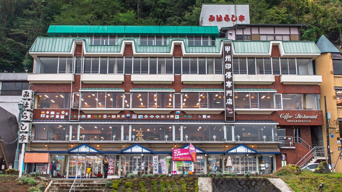 retorowalking2's tweet photo. 大人数を収容できる湖畔のおみやげや兼食堂っていいよね https://t.co/qUUnnvWAbf