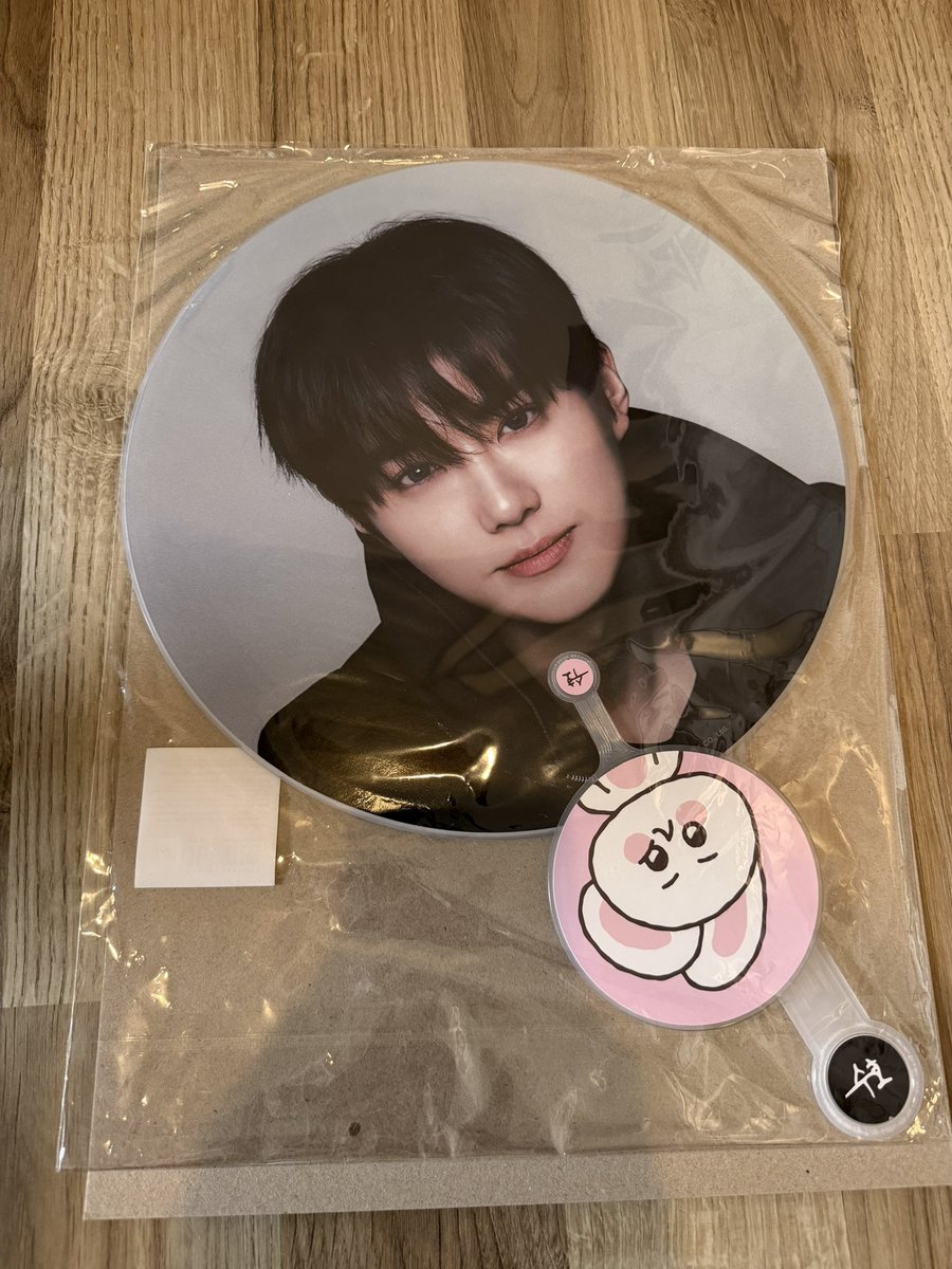 pree_mild's tweet photo. wts 🙇🏻‍♀️ Image Picket Suho พัด หน้าคอน md ซูโฮ พี่จุน จุนมยอน ราคา 550 ค่าส่ง 60 📦

(พัดค่อนข้างใหญ่ เราแพคใส่กล่องให้ค่ะ)

#ตลาดนัดexo https://t.co/2PvWMewhGf