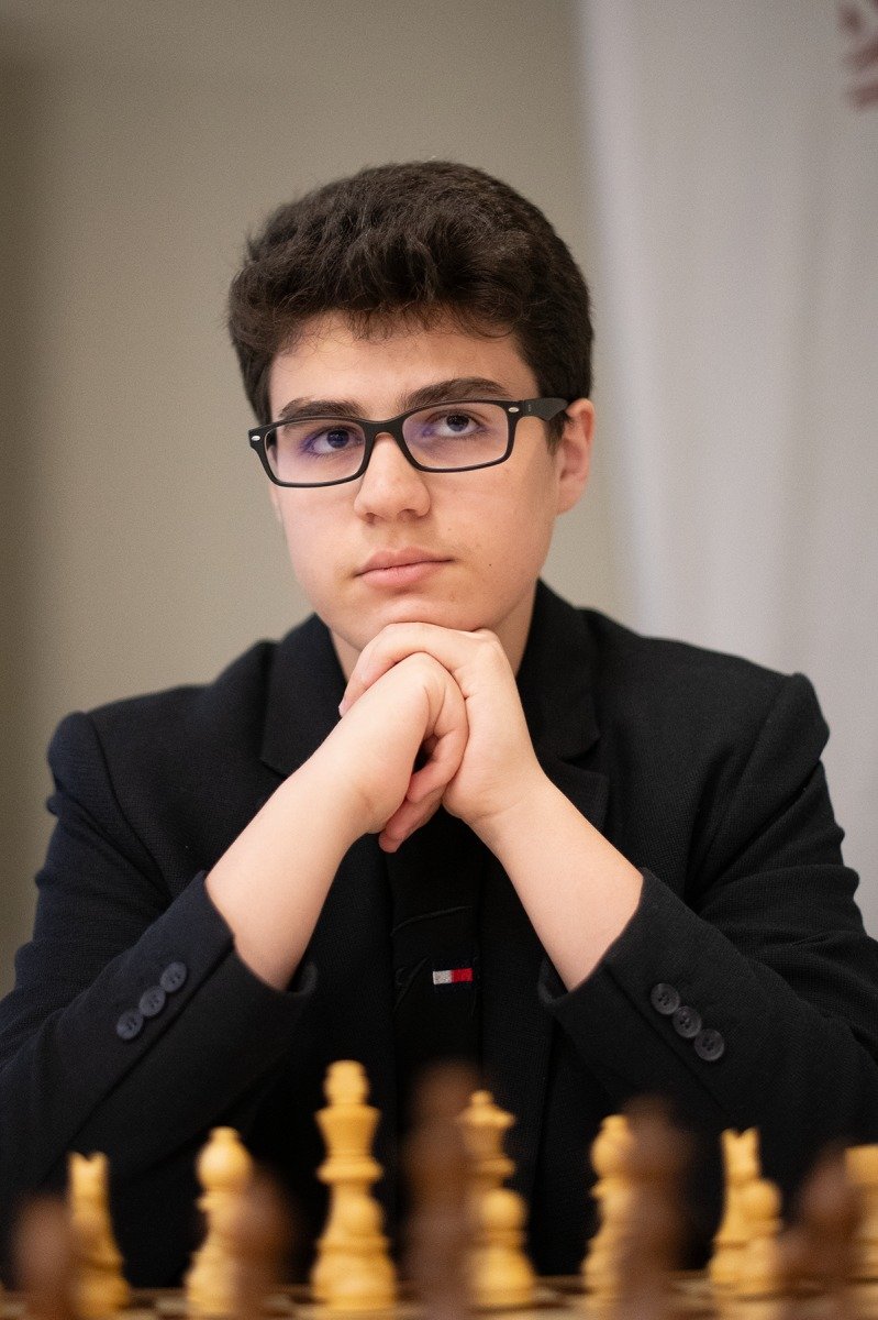 tsfresmi's tweet photo. Dünyanın 1 Numaralı Genç Satranç Sporcusu Yağız Kaan Erdoğmuş 🇹🇷♟️  

Milli sporcumuz GM Yağız Kaan Erdoğmuş, 2716 ELO puanı ile Dünya Gençler Sıralaması'nda 1. sıraya yükseldi.  

Bu başarısıyla, Dünya Satranç Şampiyonu GM Gukesh Dommaraju'yu geride bırakan milli sporcumuz, henüz 15 yaşında dünya satrancında tarihi bir başarıya imza attı.  

Ülkemizi uluslararası arenada gururla temsil eden milli sporcumuzu gönülden tebrik ediyor, başarılarının artarak devam etmesini diliyoruz. 👏