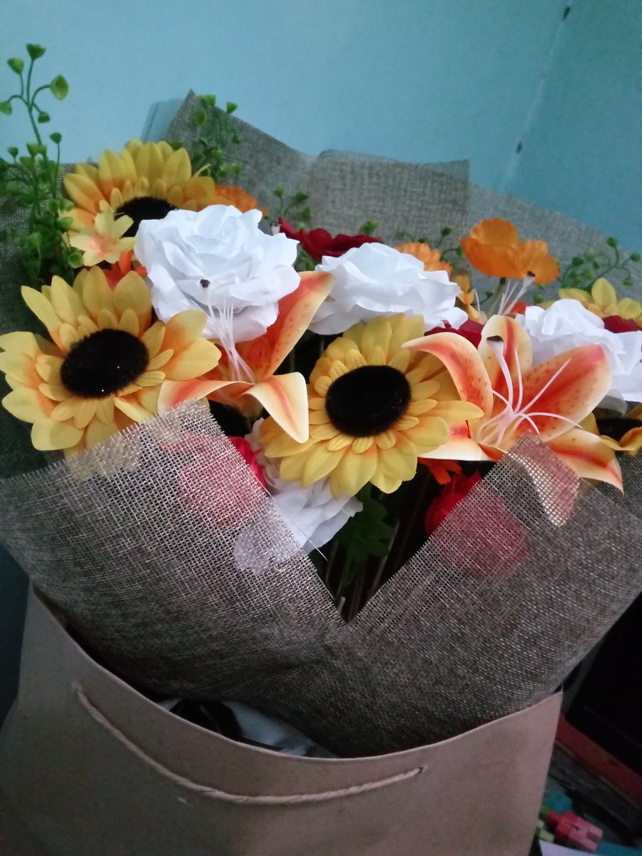 Leonakimm's tweet photo. gk ada angin gk ada hujan dikirimi buket dari penggemar rahasianya kuma nih huhuu 😭

gk expect, tpi takut jg. nih org spa njirr ampe ngirim segala? https://t.co/c2vJG82ZYT