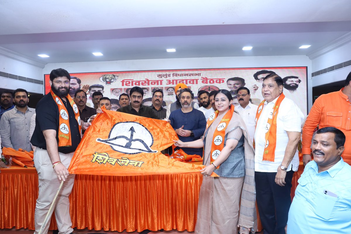 meNeeleshNRane's tweet photo. मुंबईतील मुलुंड येथे शिवसेना मुलुंड विधानसभा आढावा बैठक उत्साहपूर्ण वातावरणात संपन्न झाली. यावेळी विविध पक्षांतील अनेक कार्यकर्त्यांनी शिवसेनेत जाहीर पक्षप्रवेश  केला, या महत्त्वपूर्ण बैठकीस उपस्थित राहून कार्यकर्त्यांशी संवाद साधला. 
संघटन अधिक बळकट करण्याच्या दृष्टीने आगामी वाटचाल, एस.आय.आर. मतदार पुनरीक्षण प्रक्रियेचा आढावा, पक्ष संघटना अधिक सक्षम करण्यासाठी आवश्यक नियोजन करण्यात आले.
यावेळी ईशान्य मुंबईचे खासदार श्री. संजयजी पाटील, विधानपरिषद आमदार श्री. रवींद्रजी फाटक, भांडुपचे आमदार श्री. अशोकजी पाटील, शिवसेना सचिव श्री. संजय म्हशीलकर, कॅ. श्री. अभिजीत अडसूळ, उपनेते श्री. आनंद जाधव, विभागप्रमुख श्री. जगदीश शेट्टी, माजी नगरसेविका सुजाता पाटक, माजी नगरसेविका सुनंदा पाटील, अश्विनी साळवी तसेच शिवसेनेचे सर्व पदाधिकारी, कार्यकर्ते आणि शिवसैनिक मोठ्या संख्येने उपस्थित होते.