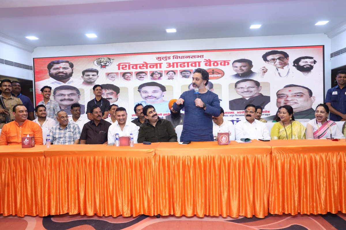 meNeeleshNRane's tweet photo. मुंबईतील मुलुंड येथे शिवसेना मुलुंड विधानसभा आढावा बैठक उत्साहपूर्ण वातावरणात संपन्न झाली. यावेळी विविध पक्षांतील अनेक कार्यकर्त्यांनी शिवसेनेत जाहीर पक्षप्रवेश  केला, या महत्त्वपूर्ण बैठकीस उपस्थित राहून कार्यकर्त्यांशी संवाद साधला. 
संघटन अधिक बळकट करण्याच्या दृष्टीने आगामी वाटचाल, एस.आय.आर. मतदार पुनरीक्षण प्रक्रियेचा आढावा, पक्ष संघटना अधिक सक्षम करण्यासाठी आवश्यक नियोजन करण्यात आले.
यावेळी ईशान्य मुंबईचे खासदार श्री. संजयजी पाटील, विधानपरिषद आमदार श्री. रवींद्रजी फाटक, भांडुपचे आमदार श्री. अशोकजी पाटील, शिवसेना सचिव श्री. संजय म्हशीलकर, कॅ. श्री. अभिजीत अडसूळ, उपनेते श्री. आनंद जाधव, विभागप्रमुख श्री. जगदीश शेट्टी, माजी नगरसेविका सुजाता पाटक, माजी नगरसेविका सुनंदा पाटील, अश्विनी साळवी तसेच शिवसेनेचे सर्व पदाधिकारी, कार्यकर्ते आणि शिवसैनिक मोठ्या संख्येने उपस्थित होते.