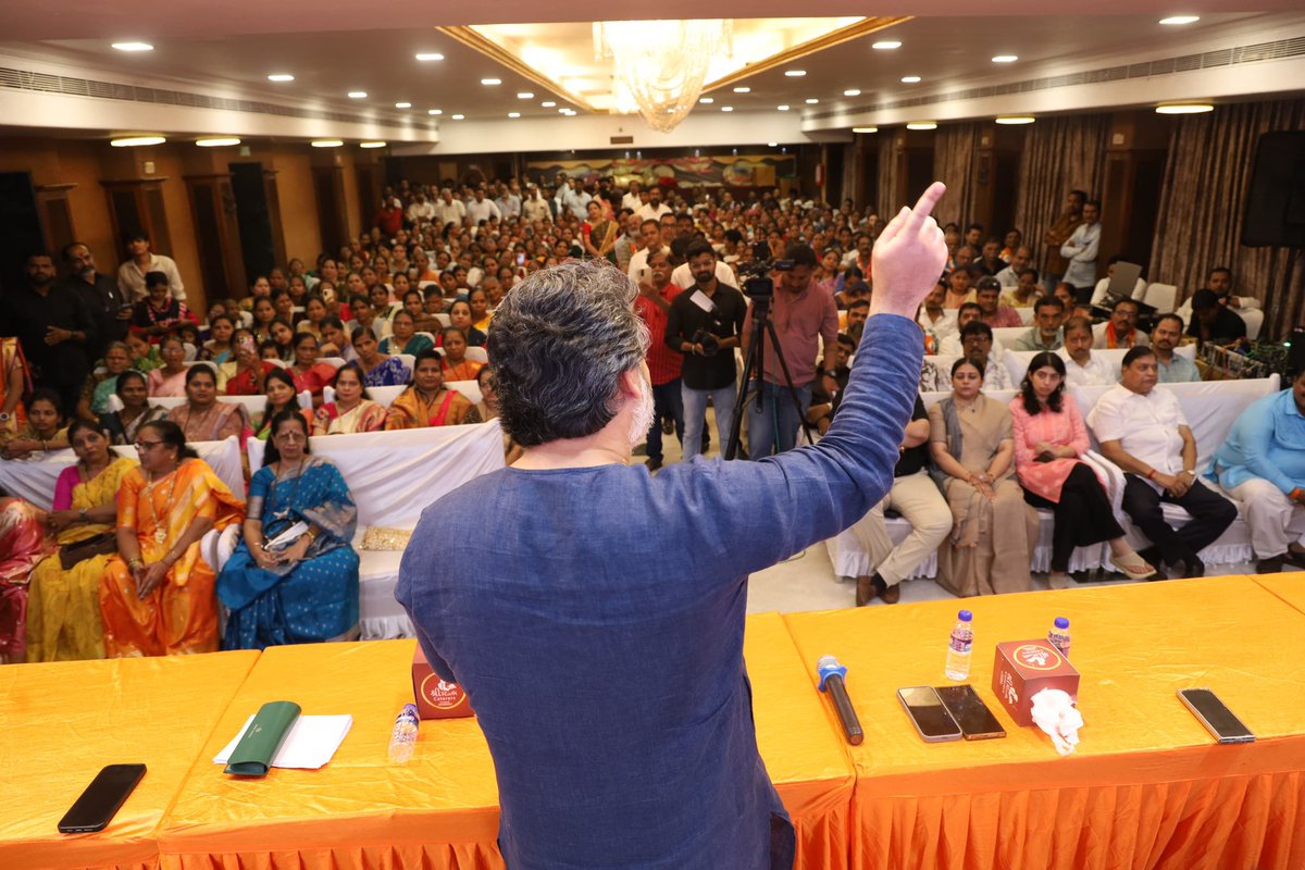 meNeeleshNRane's tweet photo. मुंबईतील मुलुंड येथे शिवसेना मुलुंड विधानसभा आढावा बैठक उत्साहपूर्ण वातावरणात संपन्न झाली. यावेळी विविध पक्षांतील अनेक कार्यकर्त्यांनी शिवसेनेत जाहीर पक्षप्रवेश  केला, या महत्त्वपूर्ण बैठकीस उपस्थित राहून कार्यकर्त्यांशी संवाद साधला. 
संघटन अधिक बळकट करण्याच्या दृष्टीने आगामी वाटचाल, एस.आय.आर. मतदार पुनरीक्षण प्रक्रियेचा आढावा, पक्ष संघटना अधिक सक्षम करण्यासाठी आवश्यक नियोजन करण्यात आले.
यावेळी ईशान्य मुंबईचे खासदार श्री. संजयजी पाटील, विधानपरिषद आमदार श्री. रवींद्रजी फाटक, भांडुपचे आमदार श्री. अशोकजी पाटील, शिवसेना सचिव श्री. संजय म्हशीलकर, कॅ. श्री. अभिजीत अडसूळ, उपनेते श्री. आनंद जाधव, विभागप्रमुख श्री. जगदीश शेट्टी, माजी नगरसेविका सुजाता पाटक, माजी नगरसेविका सुनंदा पाटील, अश्विनी साळवी तसेच शिवसेनेचे सर्व पदाधिकारी, कार्यकर्ते आणि शिवसैनिक मोठ्या संख्येने उपस्थित होते.