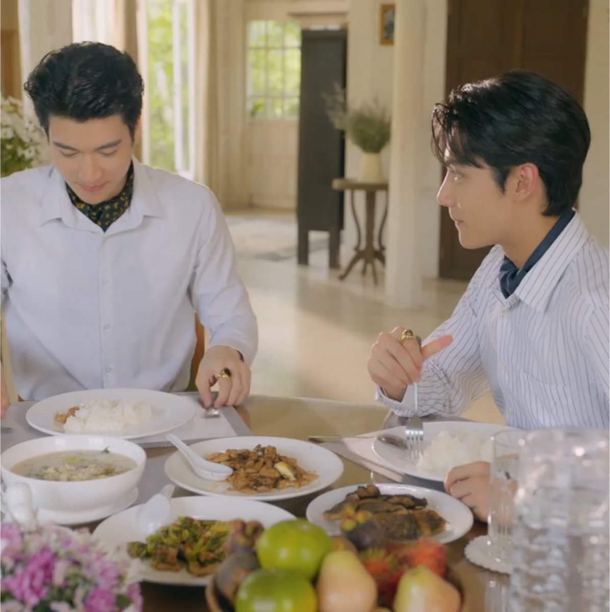 csnxs_'s tweet photo. หม่อมเจ้าทินกรก้เริ่ดมาตลอดอ่ะ

ตอนให้ผู้ชายเลี้ยง                          ตอนเลี้ยงผู้ชาย https://t.co/khOWRrnLVS