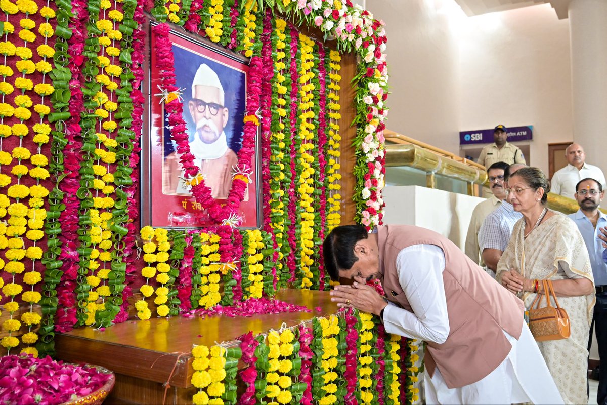 CMMadhyaPradesh's tweet photo. मुख्यमंत्री डॉ. मोहन यादव ने मध्यप्रदेश के प्रथम मुख्यमंत्री स्वर्गीय पंडित रविशंकर शुक्ल जी की जयंती पर विधानसभा परिसर में उनके चित्र पर पुष्पांजलि अर्पित की एवं प्रदेश के विकास में उनके अविस्मरणीय योगदान का स्मरण करते हुए श्रद्धापूर्वक नमन किया।

@DrMohanYadav51 #CMMadhyaPradesh #MadhyaPradesh
