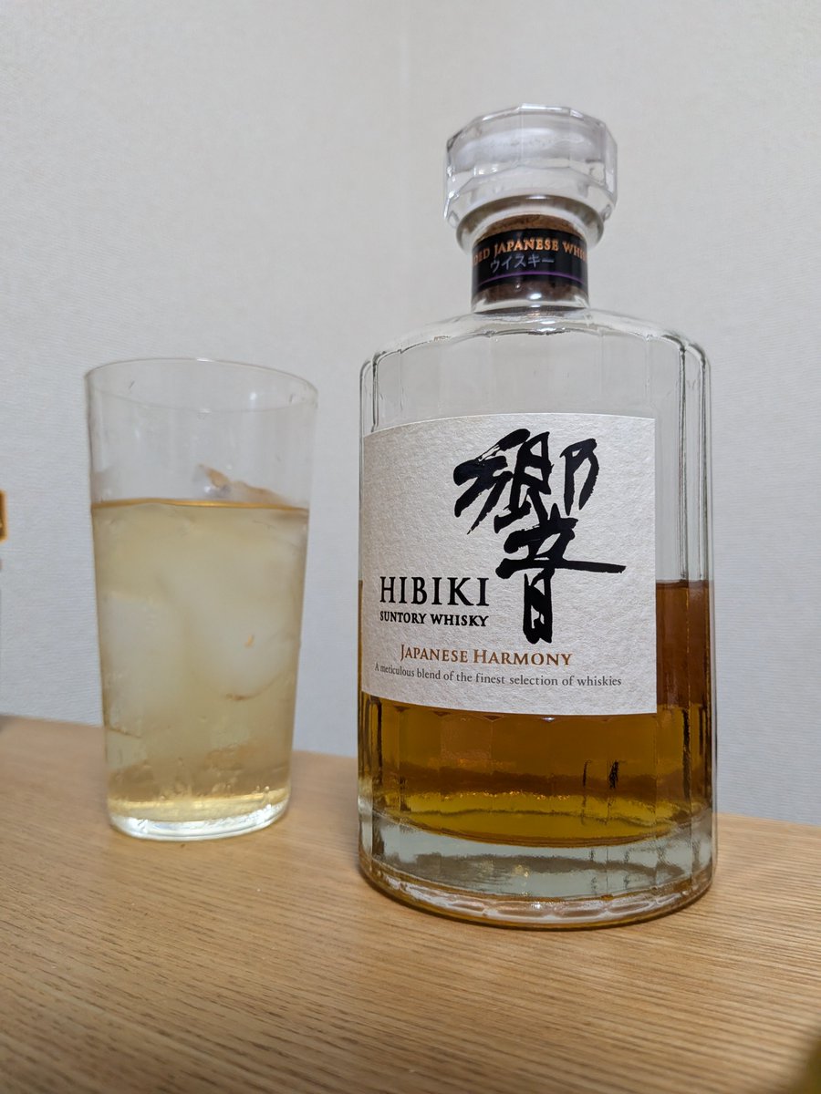 plus_whisky's tweet photo. 響 水割り

人にあげる前に久々に味見したが、やっぱこのメーカーはブレンデッド美味いな…。
梅のようなフルーティから木や蜜の豊かな香り。ほんのり甘く、ほんのり爽やか。水割り美味いなー。
専用ボトル、コルクの高級感まで出すってことはやっぱりそれなりの自信作なのだろうな。 https://t.co/lugisaM3uf