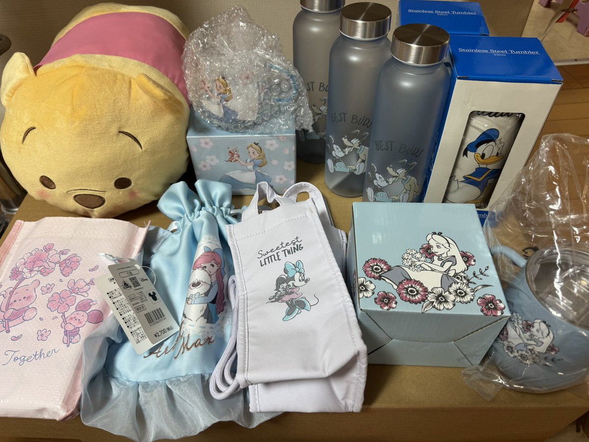 st626love's tweet photo. ディズニー　ストア　夏まつり　くじ
交換
譲→写真のもの(1〜2枚目)
求→上記以外(ものによって持っているものもありますのでお断りさせていただく場合もあります。)
定価990円

16時頃から新宿のフラッグシップ東京にいますのでそちらで手渡し可能の方のみ。 https://t.co/W8Gb1lqL95
