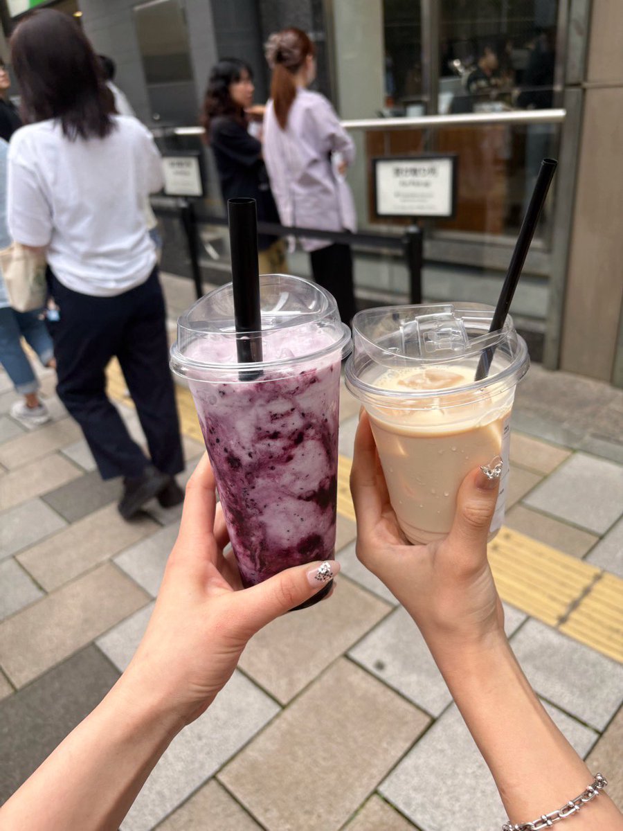 yuyudayo0924's tweet photo. 外苑前エリアで死ぬほど喉乾いたら行くプラッツコーヒー、960mlのコーヒー、ラテ、アメリカーノは全て430円という破格。いちごラテはいちごがたっっぷり入ってるし塩コーヒーは甘じょっぱくて美味。メニューも豊富だしコスパ良すぎの第二のマンモスコーヒー https://t.co/LHMg8FUvyO