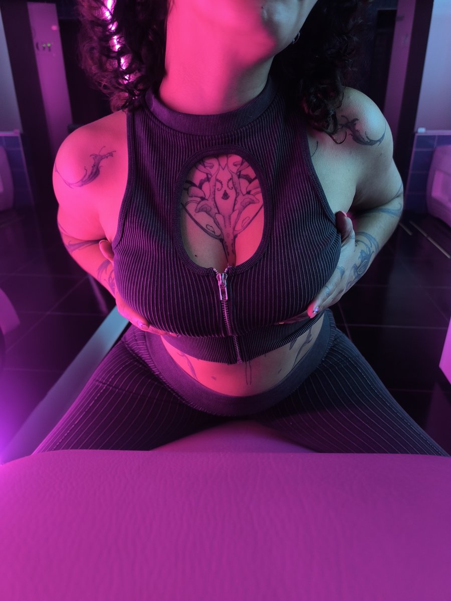 Eris_kaosu's tweet photo. What are you going to do about it?
.
.
.
.
.
.
.
#GothGirl #GothLatina #CurlyHair #AltGirl #DarkBeauty #TattooGirl #AlternativeModel #Thicc #Fishnets #Lingerie #OnlyFans #ContentCreator #Latina #DarkAesthetic https://t.co/MlhLrAEIV1