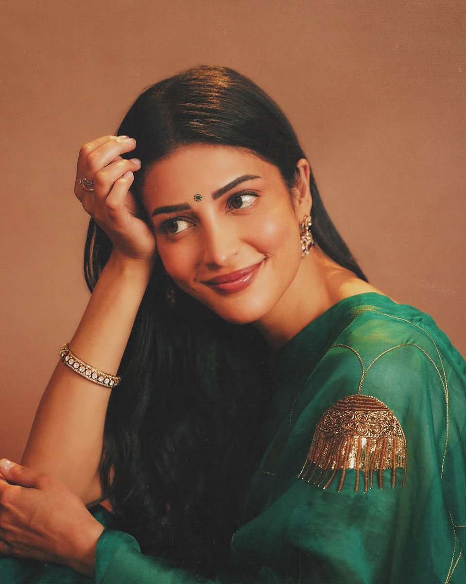 filmfare's tweet photo. #ShrutiHaasan serves timeless elegance in a gorgeous green saree. 😍

#FilmfareFashion https://t.co/ALHVi7QP20