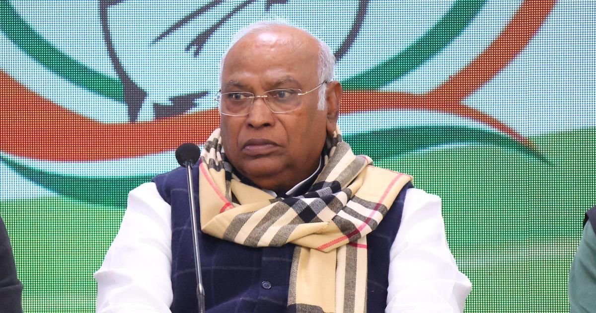 NewsAlgebraIND's tweet photo. BIG NEWS 🚨 Kharge again urges government to reconsider saffron hockey jersey decision.

Hockey player Hardik Singh -

"Saffron-Coloured Jersey is good and a strategic decision by team"

"Our previous one was a bit similar to AstroTurf, and we were facing some issues"

"If we benefit from the orange jersey, then why not?"

"We are going to represent the nation, that is the most important thing for us right now"
