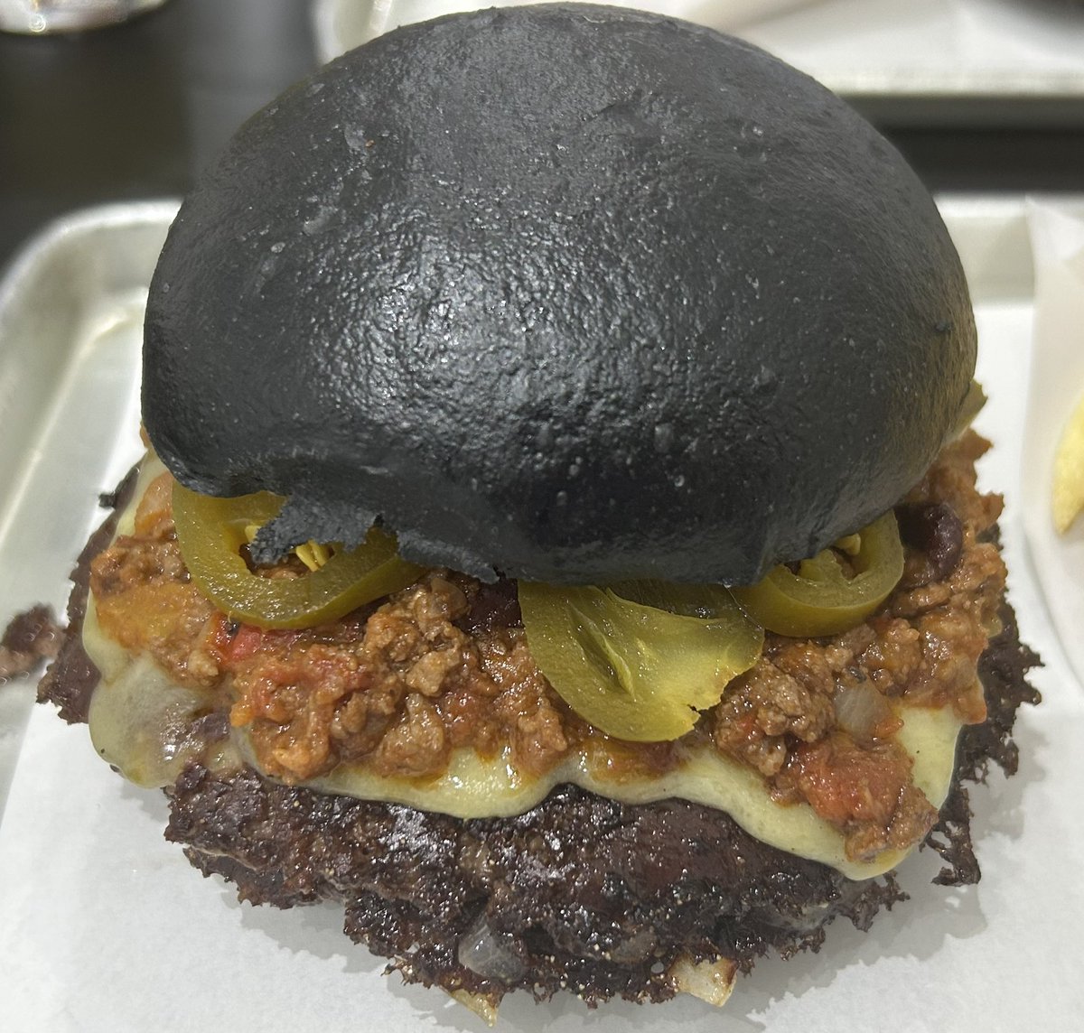 tsakurai1215's tweet photo. smash things : 世田谷区駒沢
チリチーズセット : 1,800円
タイムアウトで世界一に選ばれたニューヨークの人気ショップ!
インパクトが凄いしっとり竹炭バンズも肉肉しい和牛パテも流石の美味しさ!
今度はお友達と🐕連れて🥹🥹
#ハンバーガー #駒沢 #smashthings https://t.co/ikBVcnMuRx