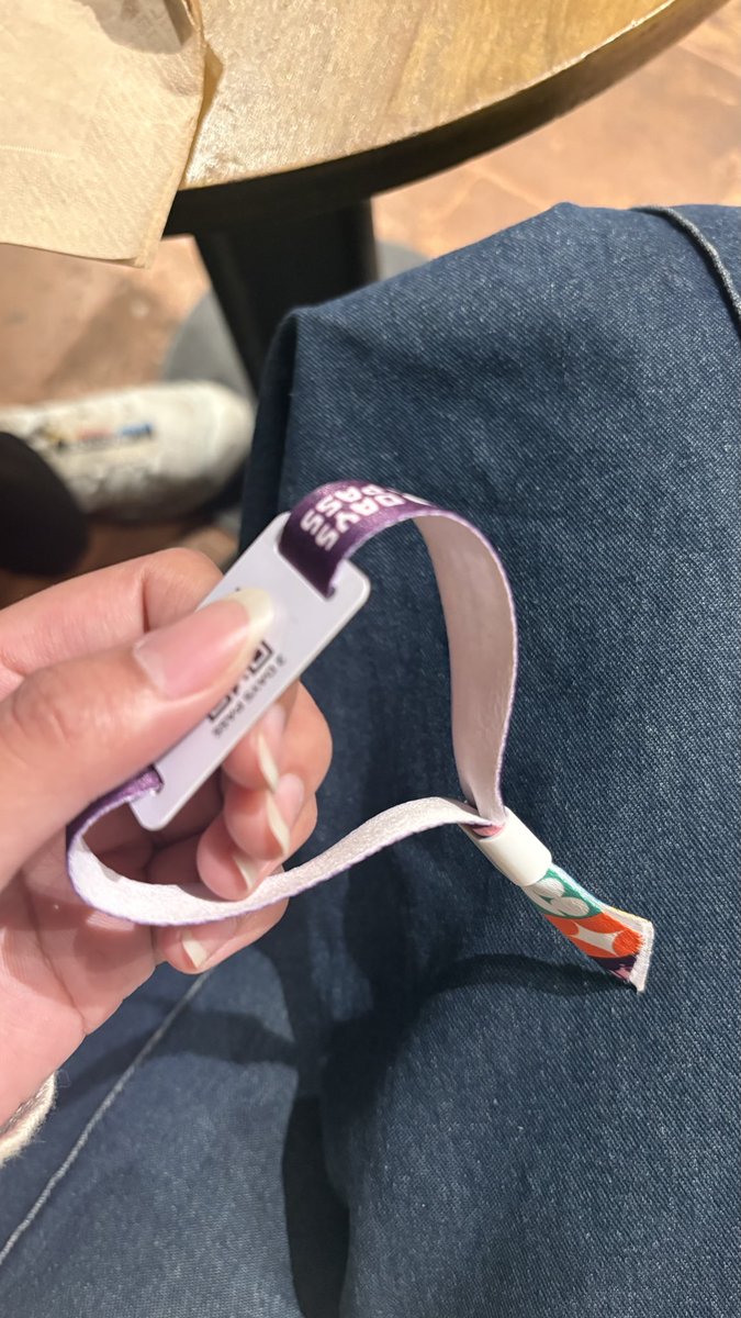 danisaayang's tweet photo. wts gelang sod 2 day pass (cuma nonton day 1, ganonton day 2) 200k nego lgsg cod area surabaya https://t.co/xO0v0KpgKQ