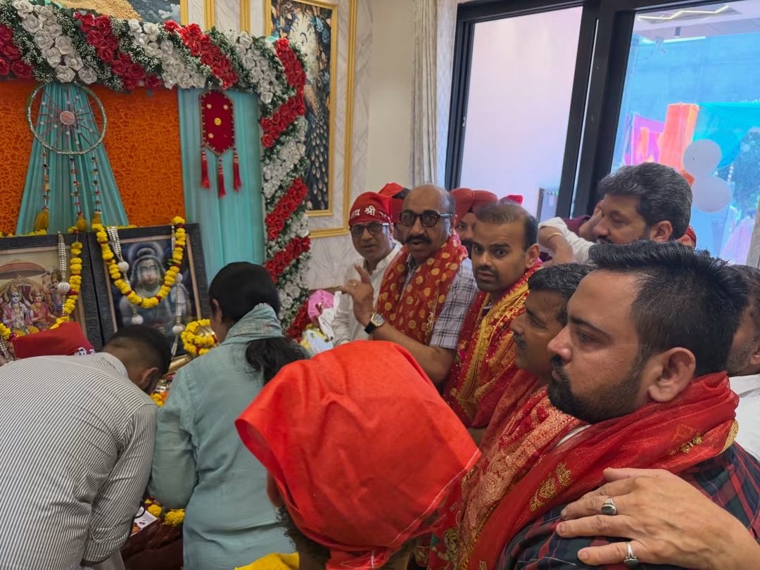 pappuofficial's tweet photo. श्री गुरु हनुमान जी की असीम कृपा से आज श्री हनुमान सेवा परिवार कमेटी द्वारा आयोजित गुरु पूर्णिमा उत्सव एवं भव्य शोभा यात्रा में शामिल होकर पूज्य गुरु हनुमान जी के दिव्य दर्शन एवं आशीर्वाद प्राप्त करने का सौभाग्य मिला। 🙏🚩

गुरु का आशीर्वाद जीवन को सही दिशा, शक्ति और सेवा का मार https://t.co/9CYXrrF4M3