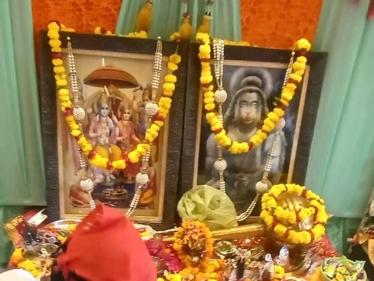 pappuofficial's tweet photo. श्री गुरु हनुमान जी की असीम कृपा से आज श्री हनुमान सेवा परिवार कमेटी द्वारा आयोजित गुरु पूर्णिमा उत्सव एवं भव्य शोभा यात्रा में शामिल होकर पूज्य गुरु हनुमान जी के दिव्य दर्शन एवं आशीर्वाद प्राप्त करने का सौभाग्य मिला। 🙏🚩

गुरु का आशीर्वाद जीवन को सही दिशा, शक्ति और सेवा का मार https://t.co/9CYXrrF4M3