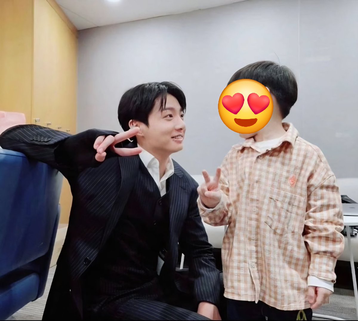 kichitaee's tweet photo. #taekookau | Secret Baby 👣

Se ha estado especulando que un nuevo rostro en el K-pop tiene un parecido a Jeon Jungkook, el líder de una banda famosa en Corea y tambien de Kim Taehyung, CEO de la empresa de talentos mas prestigiosa. ¿Qué tan cierto podría ser este rumor? https://t.co/TzioSraJzz